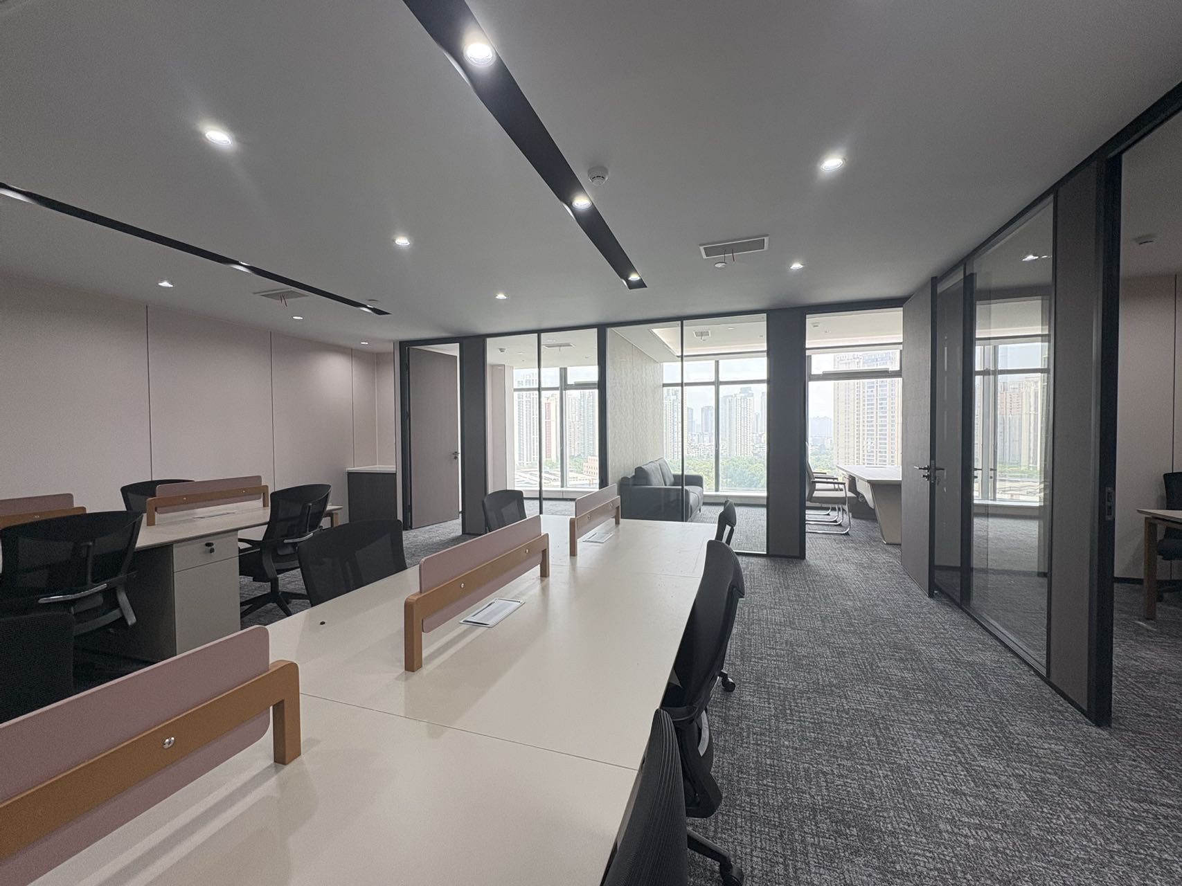 成华区杉板桥地铁四五百米 144平 3隔间12工位 视野无遮挡 户型方正 落地大玻璃 多弗国际办公室出租