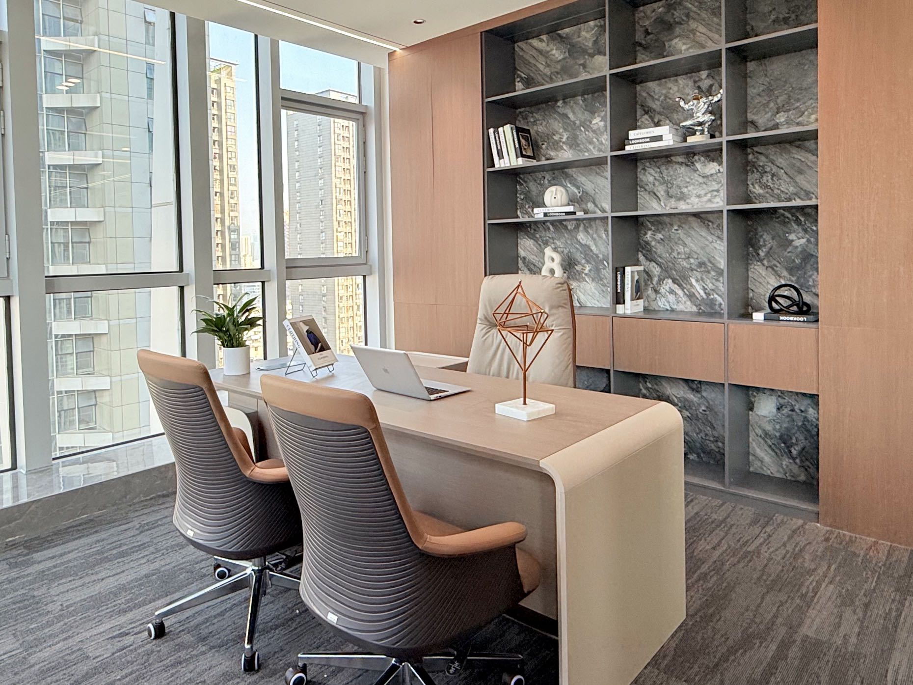 市中心市二医院地铁口精装现房 全套家具家私 356平 5隔间30工位 端头双面采光  中朗157数智大厦办公室出租