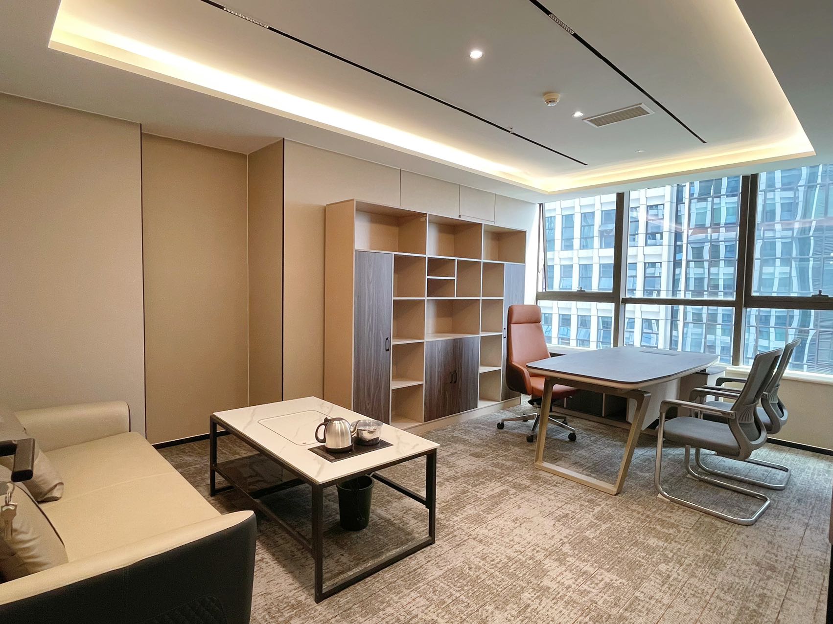 孵化园三线交汇 近地铁 套租 4隔间16工位 报价含物业费 利用率高 电梯口 24小时空调 中航国际交流中心办公室出租