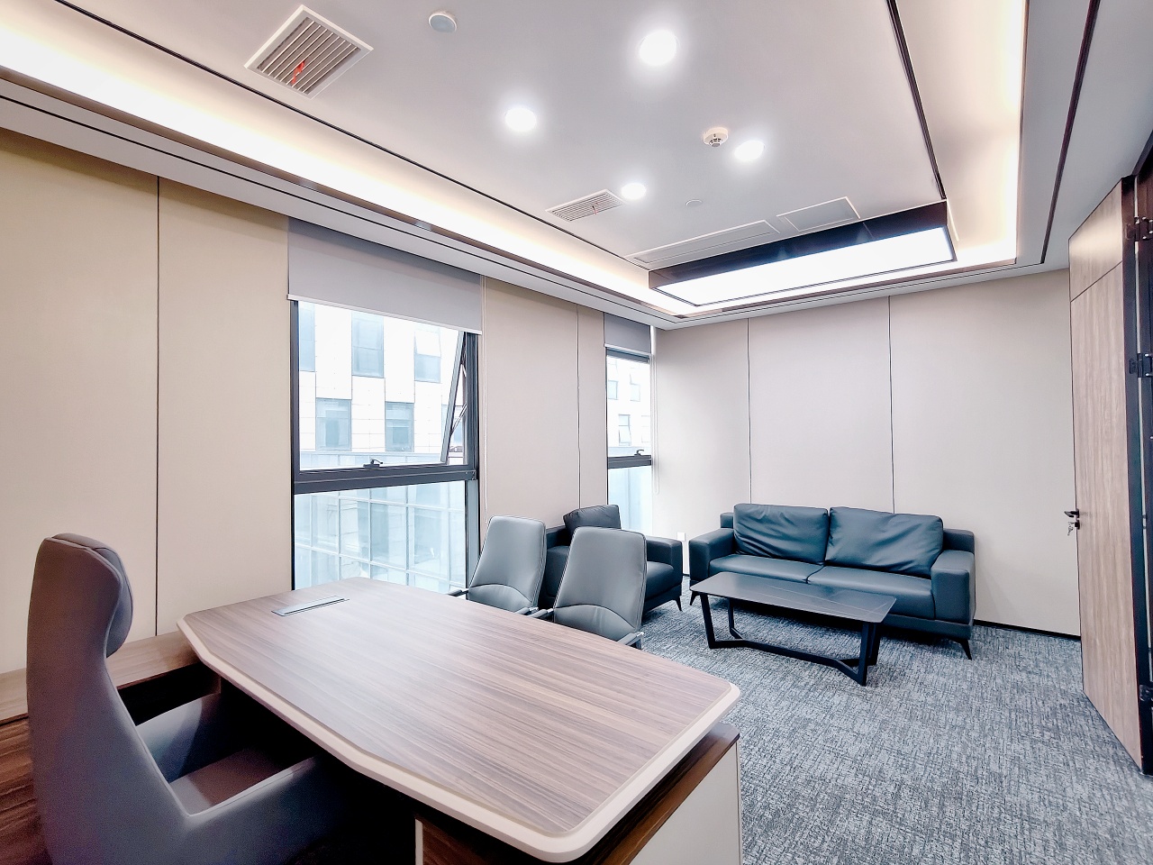 西门青羊区 成都西站地铁口 323平方 6隔间40工位带会议室 双面采光 24小时空调 安格斯恒通办公室出租