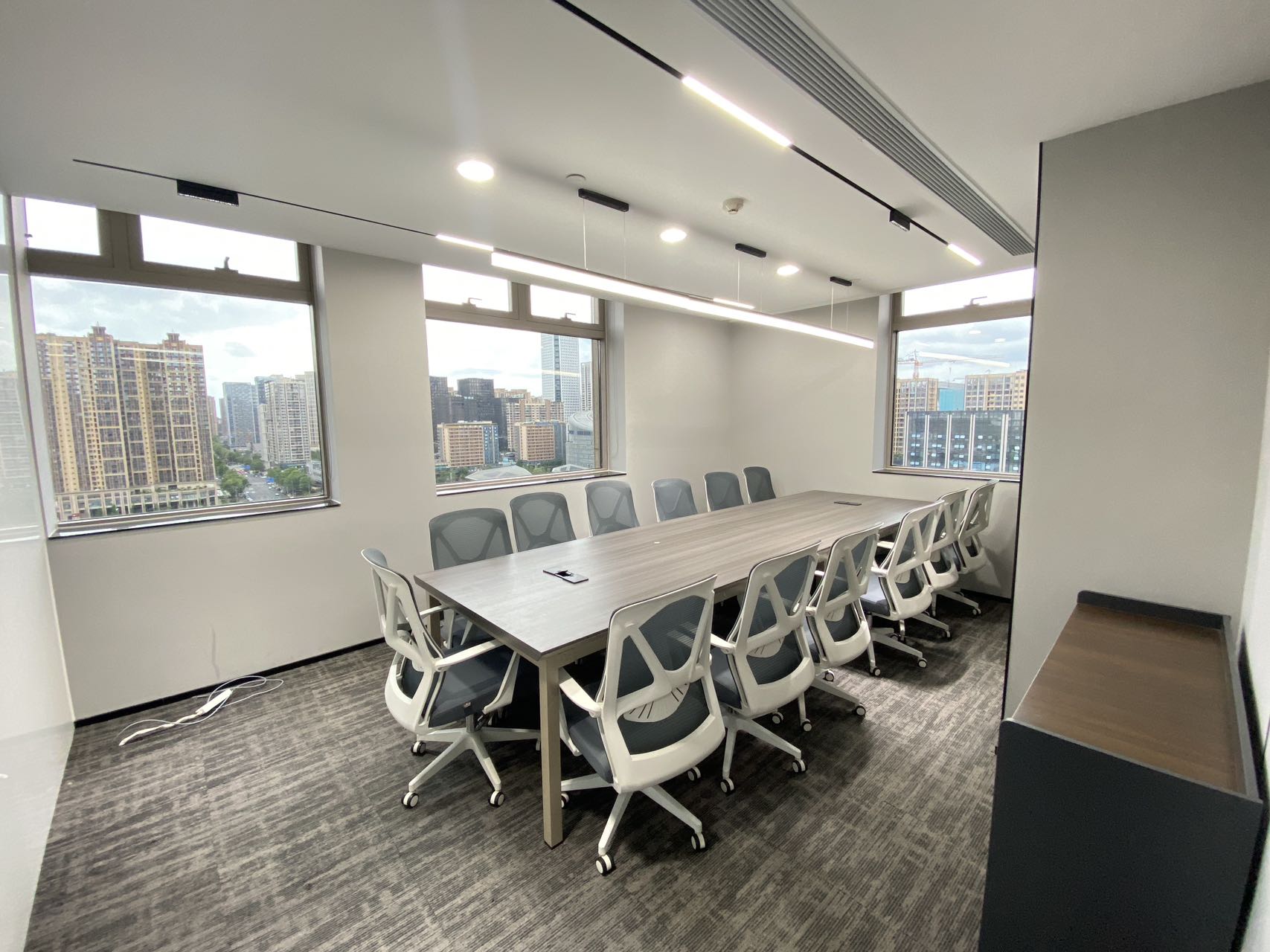 高新区世纪城地铁口几百米 西北朝向 363平方 5隔间35工位 户型方正 带家具  首东置业办公室出租