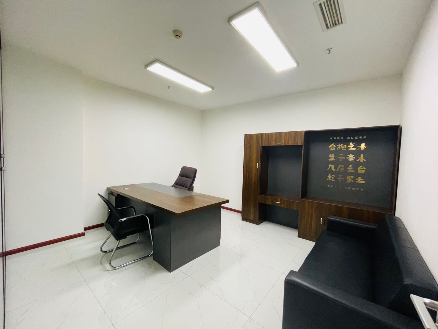 锦城广场地铁口精装办公室311平5隔间24工位新世纪环球中心全新装修随时看房
