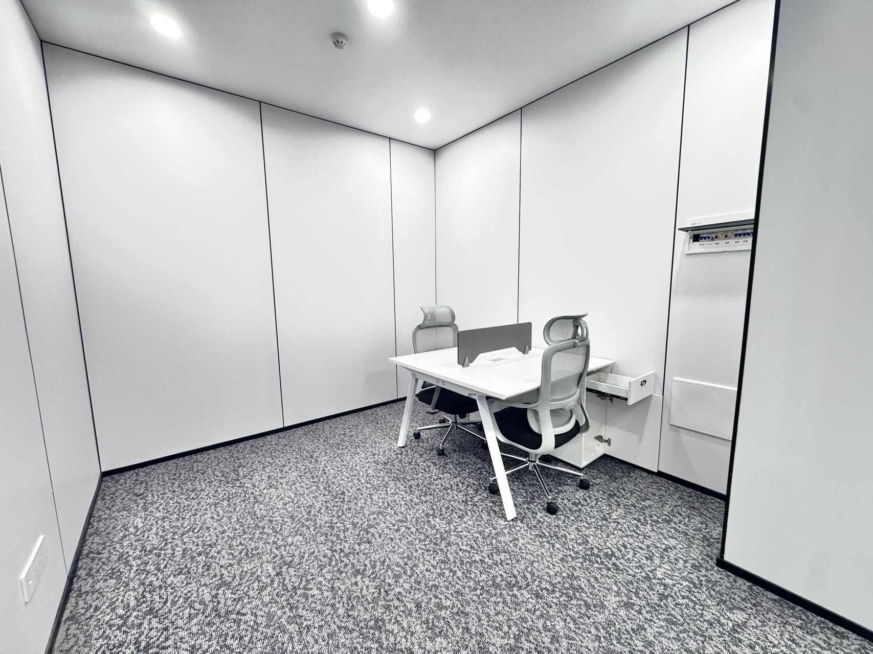 红牌楼地铁三四百米 247平方 4隔间18工位 户型方正 精装带家具 价格含税 鼎冠中心办公室出租