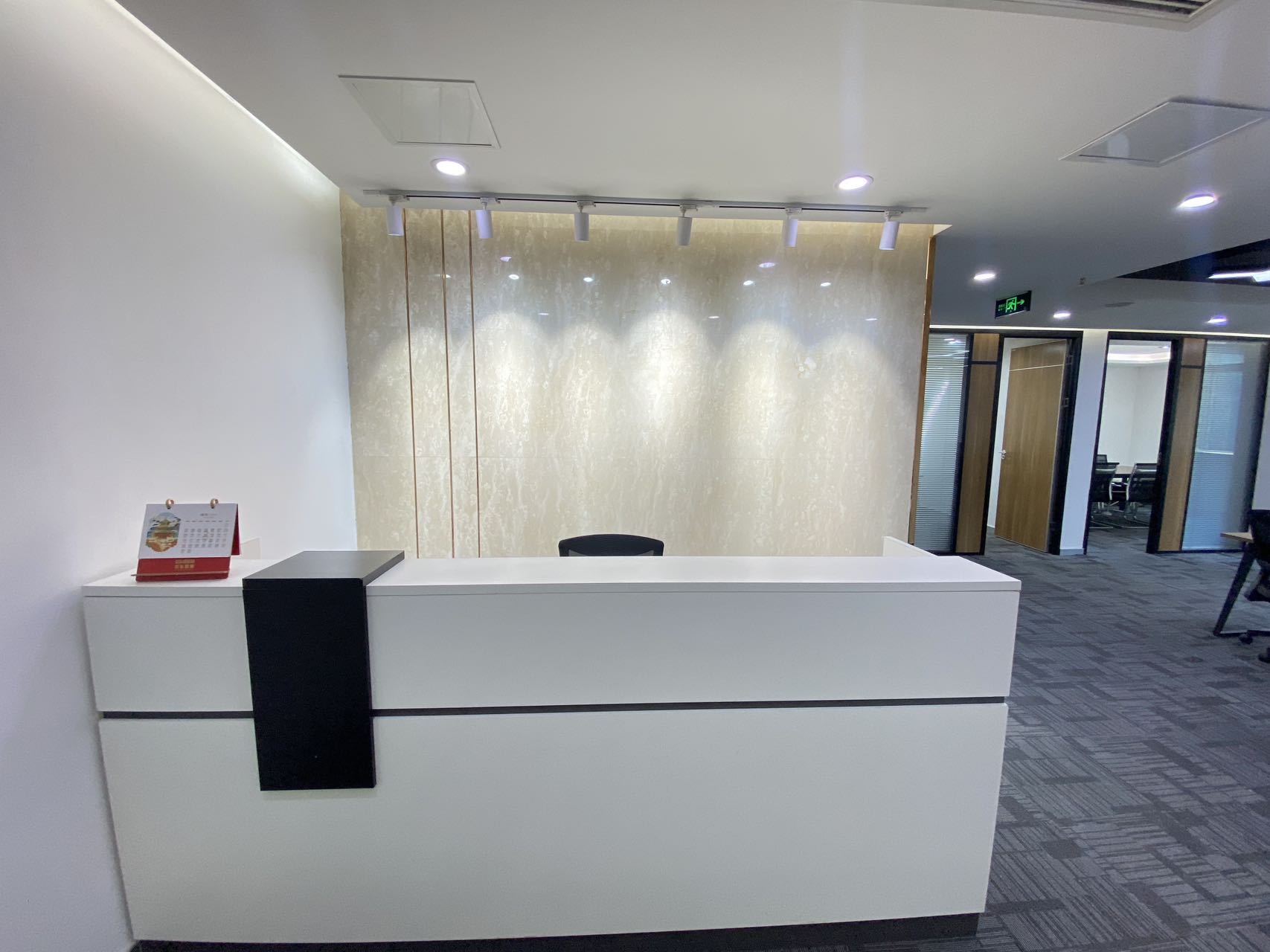 世纪城地铁400米 户型方正 187平方 3隔间15工位 双面采光 带家具 首东置业办公室出租