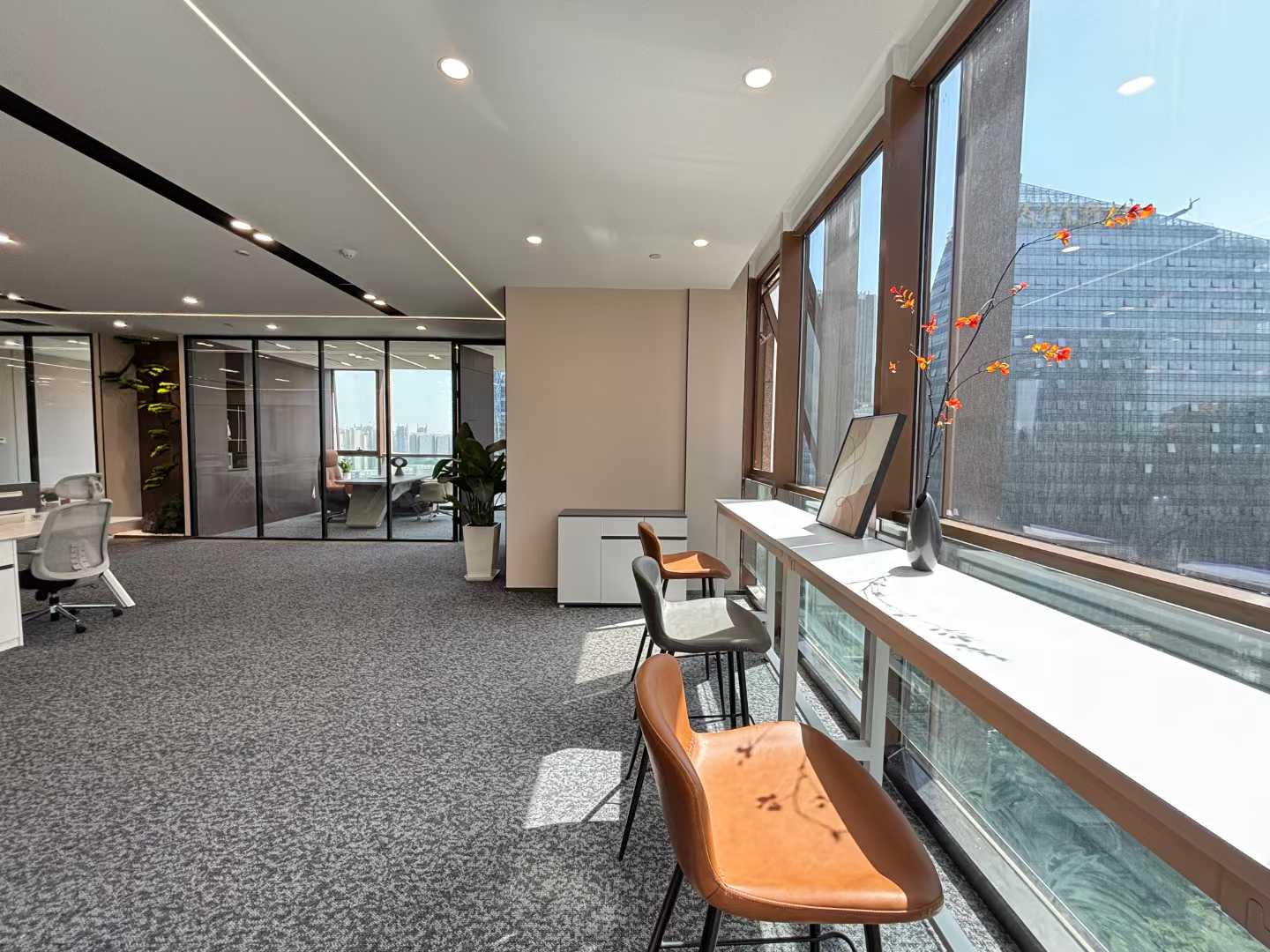 世纪城地铁口甲级楼宇 418平方 5隔间43工位 带大老板间 视野非常安逸 电梯口 东方希望天祥办公室出租