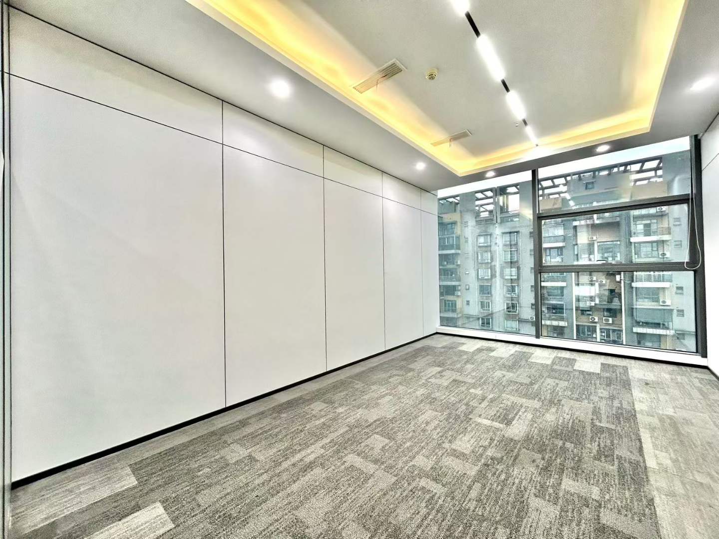 西二环精装大面积 1198平方 9隔间80工位 精装带家具 双面采光 大老板间 工位多 蓝润摩里中心办公室出租