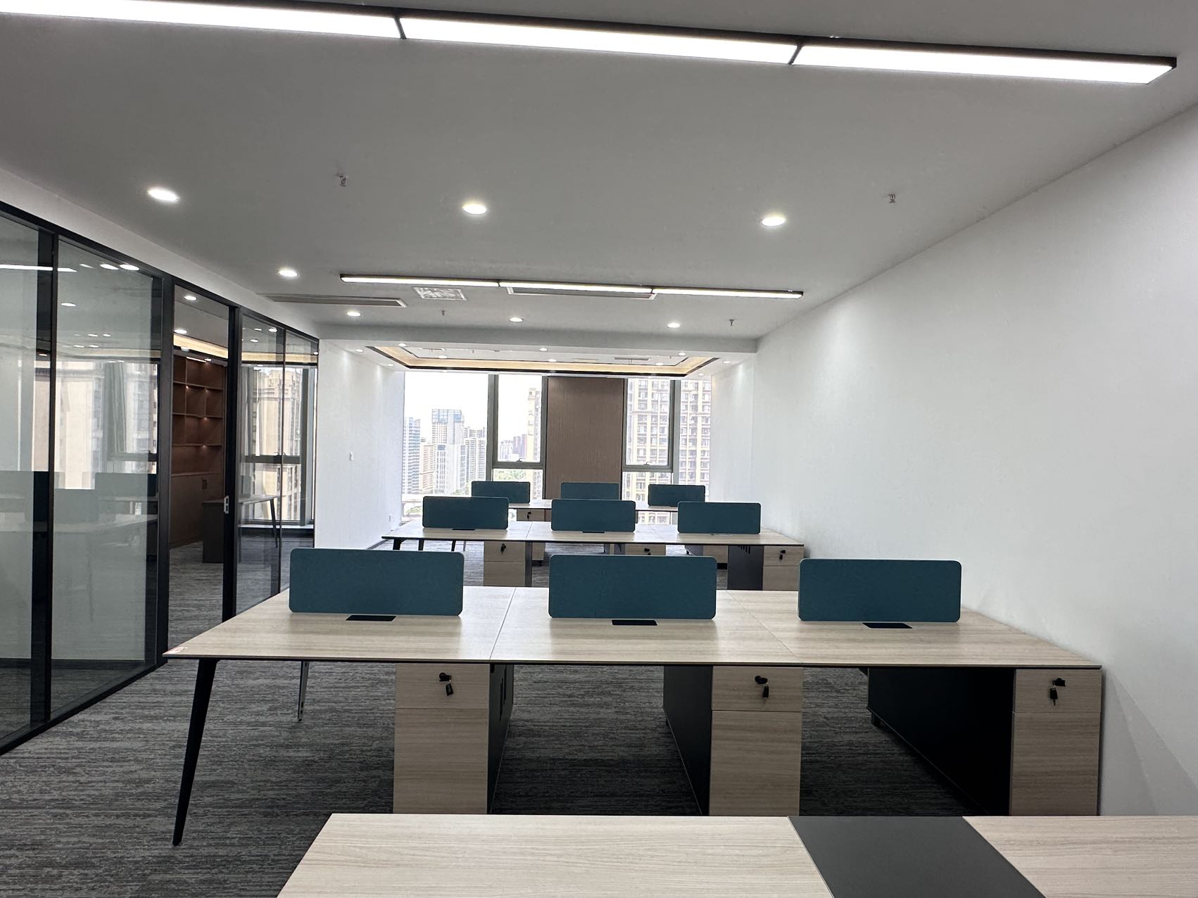 成华区前锋路 李家沱位置 135平方 2-3隔间16-20工位 高区精装带家具 协信中心办公室出租