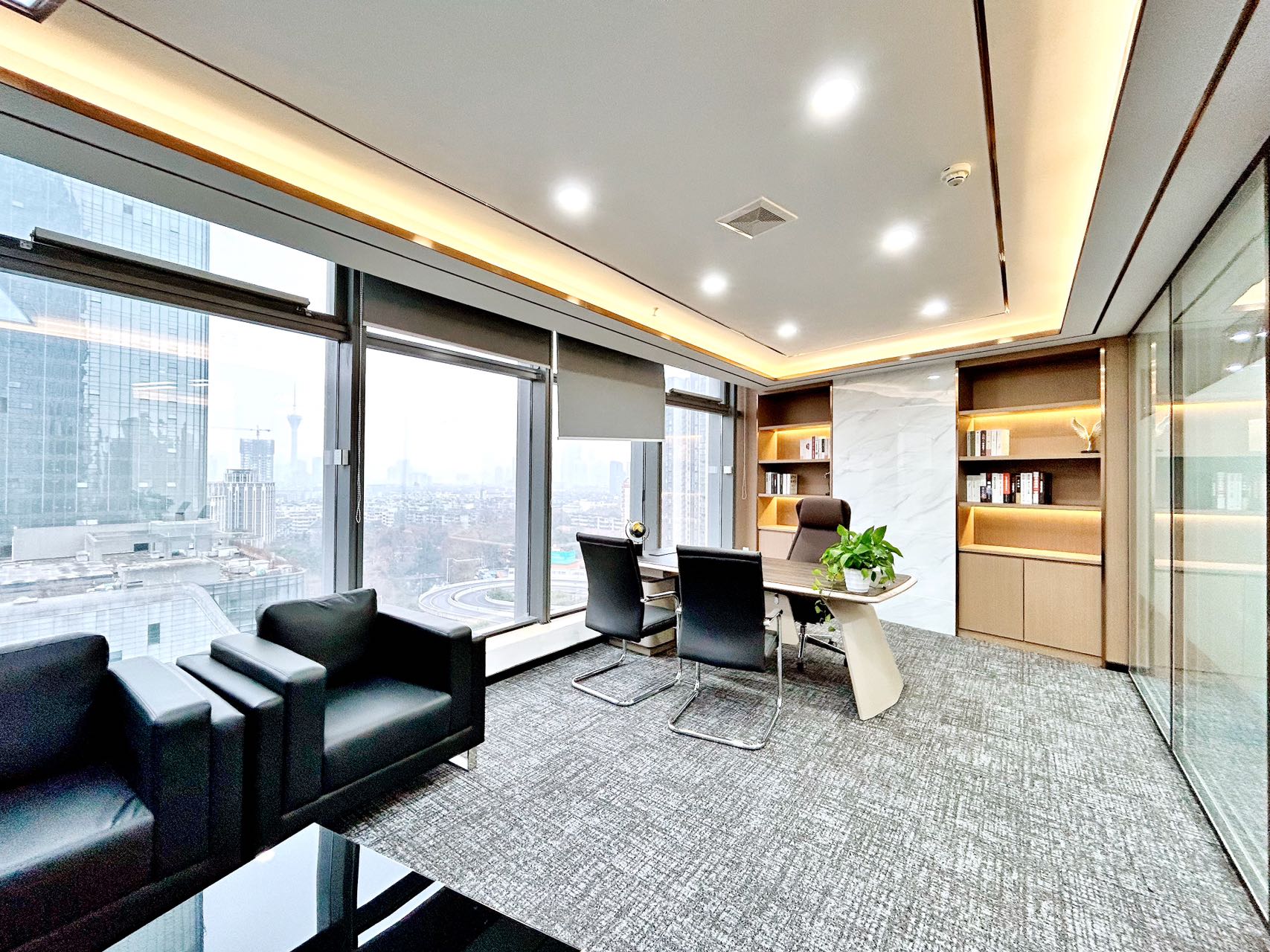 成华区杉板桥地铁四五百米 近东郊记忆 243平 4隔间24工位 落地窗 视野巴适 多弗国际办公室出租