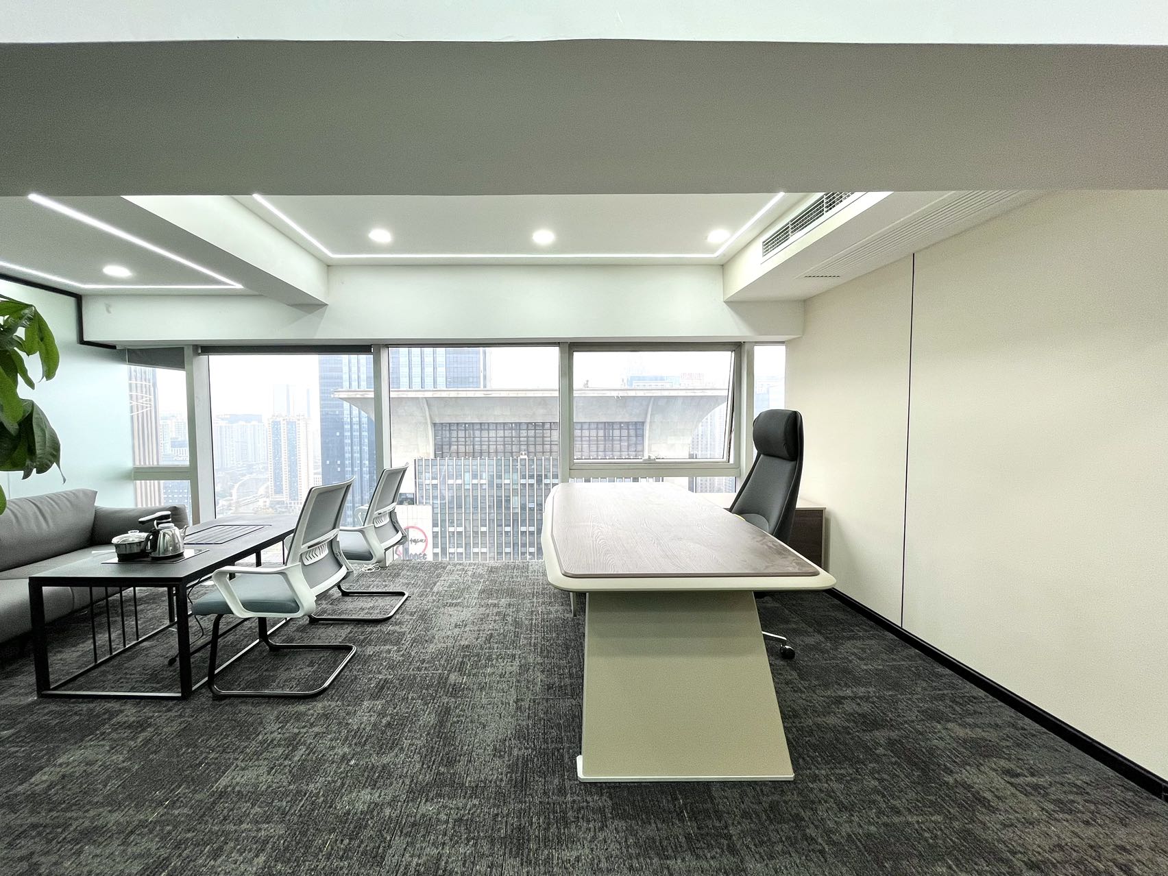 天府三街24小时空调跃层户型 建面140平方 6隔间32工位 精装带家具 物业便宜 泰丰国际办公室出租