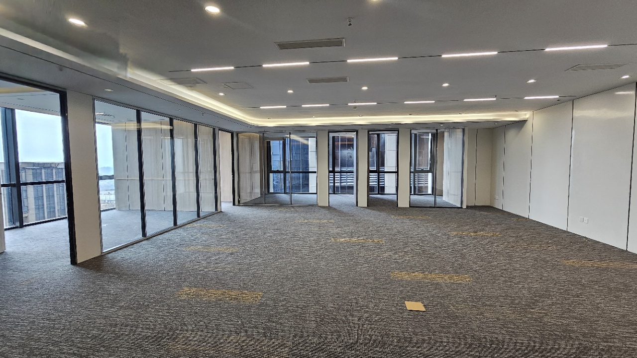 孵化园甲级楼宇 367平方 4隔间24工位 报价69元含税 三地铁交汇 西南朝向 双面采光 楚峰国际办公室出租