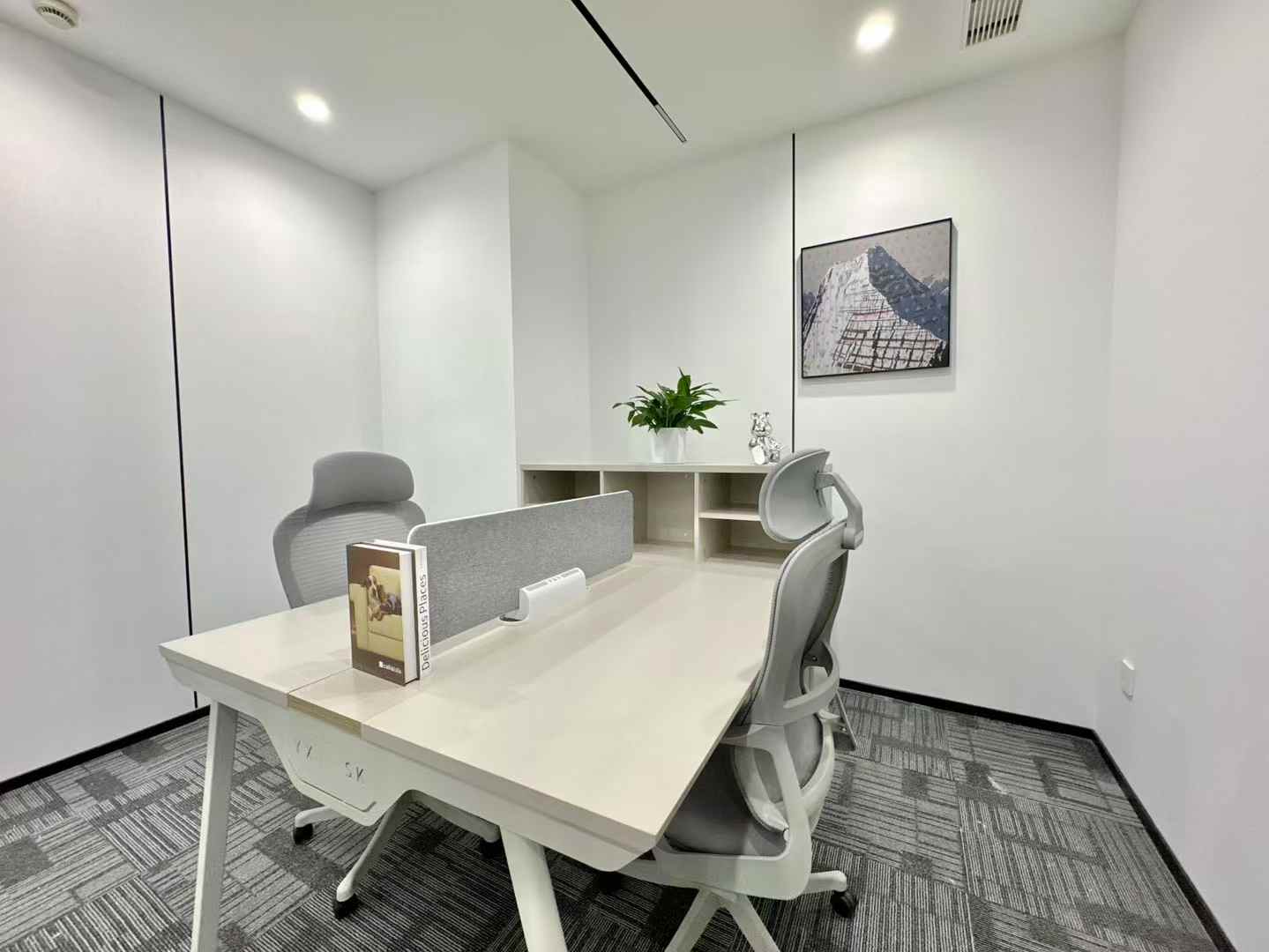 金融城特价房源 按套出租4隔间12工位 9999元/套 坐北朝南 精致精装修 户型方正 布鲁明顿办公室出租