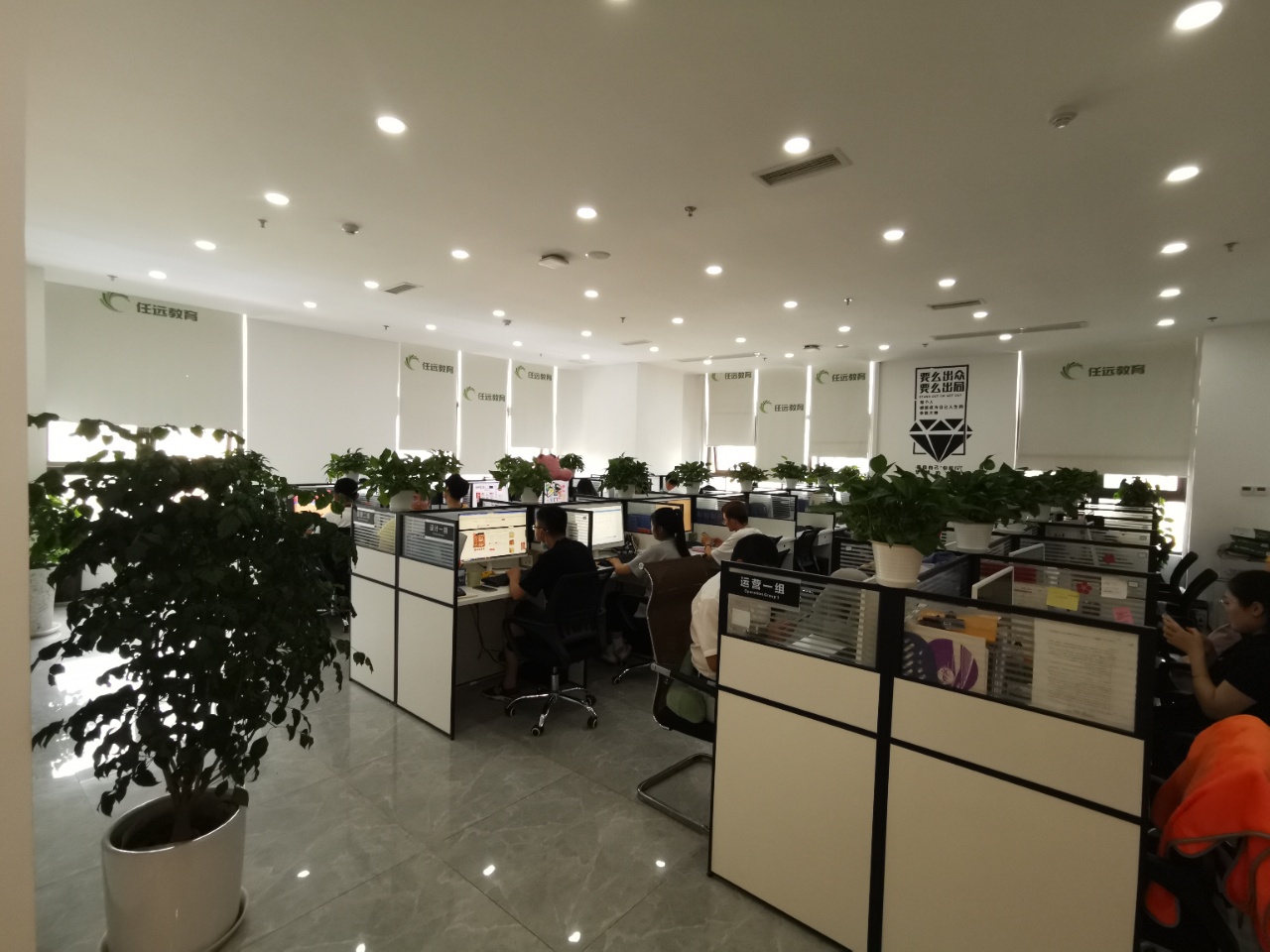 台州商人大厦5隔间40工位特价艺术精装带家具高区采光