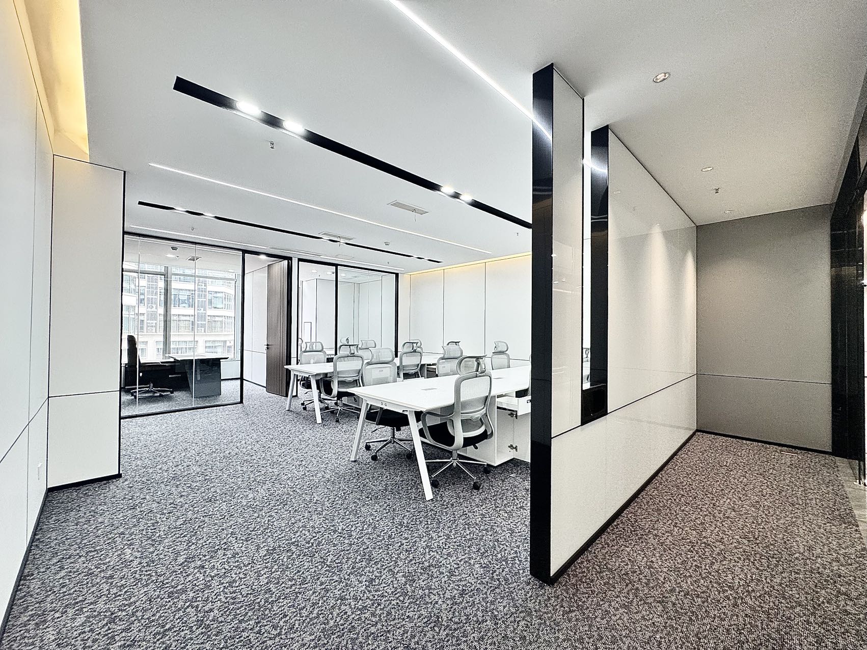 武侯区红牌楼版块小户型出租 154平方 2隔间14工位 24小时空调 进地铁口 鼎冠中心办公室出租