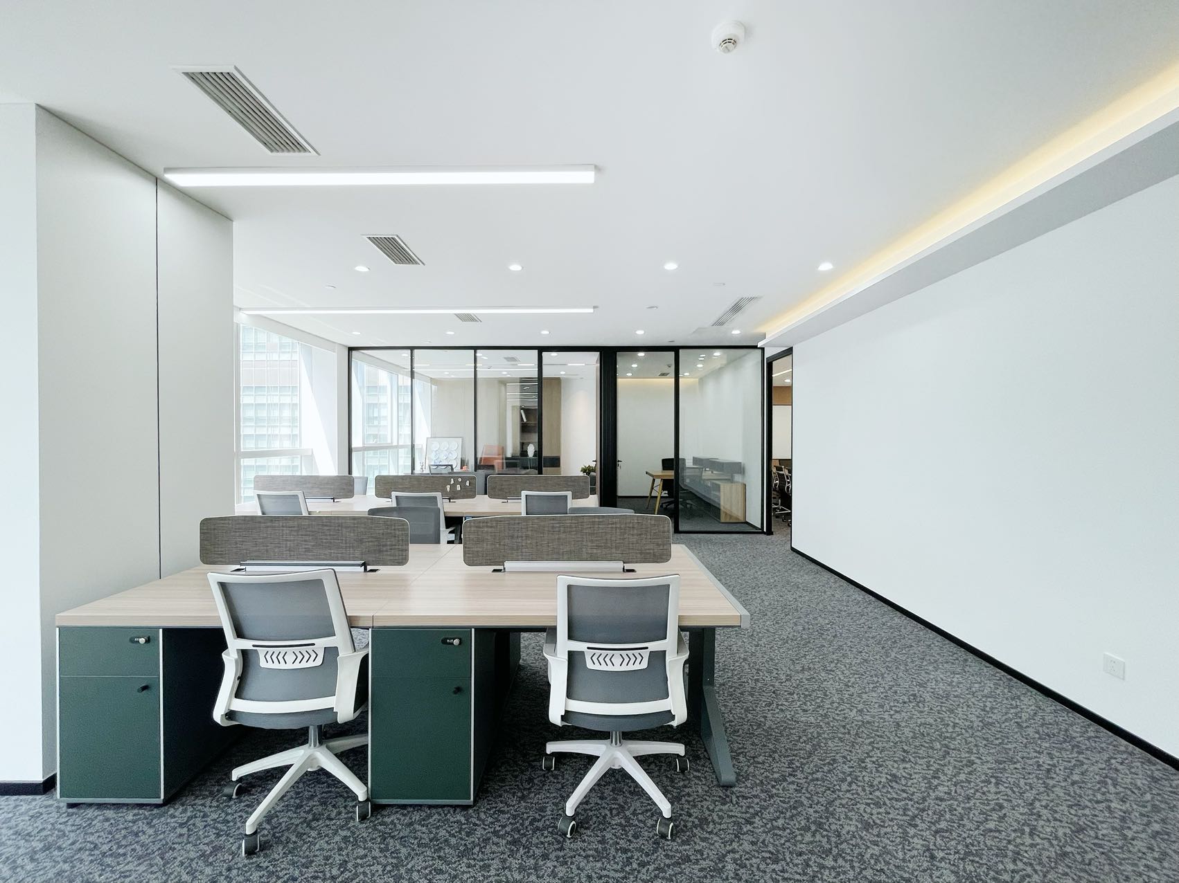 天府三街精致户型 212平方 3隔间+20工位带茶水间 配套有希顿酒店 希顿国际广场办公室出租