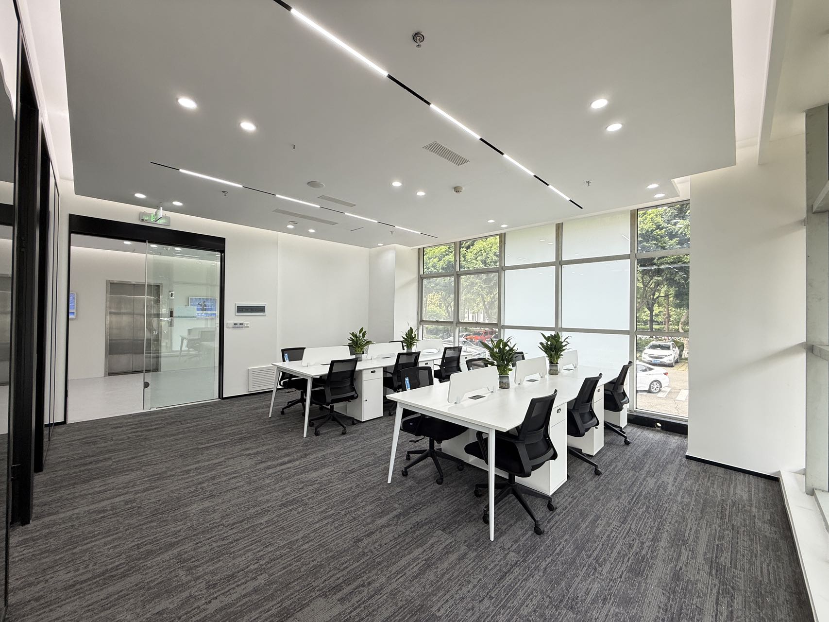 天府五街近地铁稀缺1楼户型 不用等电梯 绿植环绕 2隔间16工位 按套出租 园区环境巴适 软件园D4办公室出租