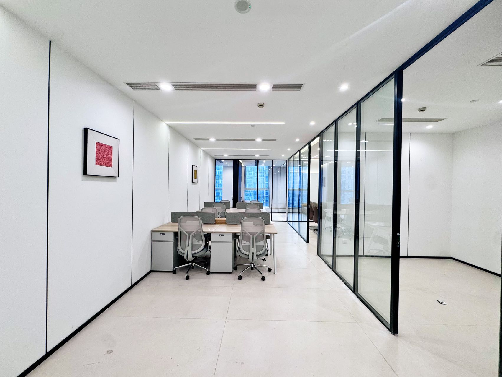 金融城24小时空调楼盘 按套出租 4隔间12工位 朝南 精装带家具 布鲁明顿办公室出租