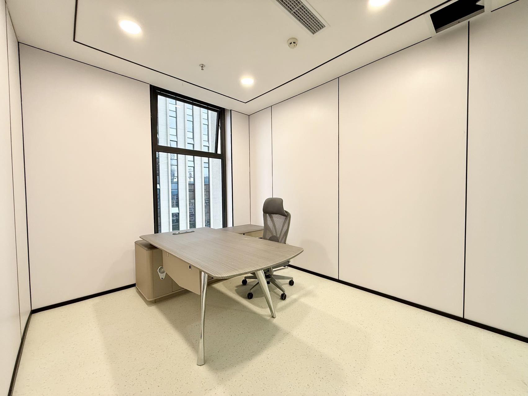 三色路 6号线金石路跌口 精装现房 396平方 6隔间36工位 动静分区 24小时空调自控 含家具可调 中鼎国际办公室出租