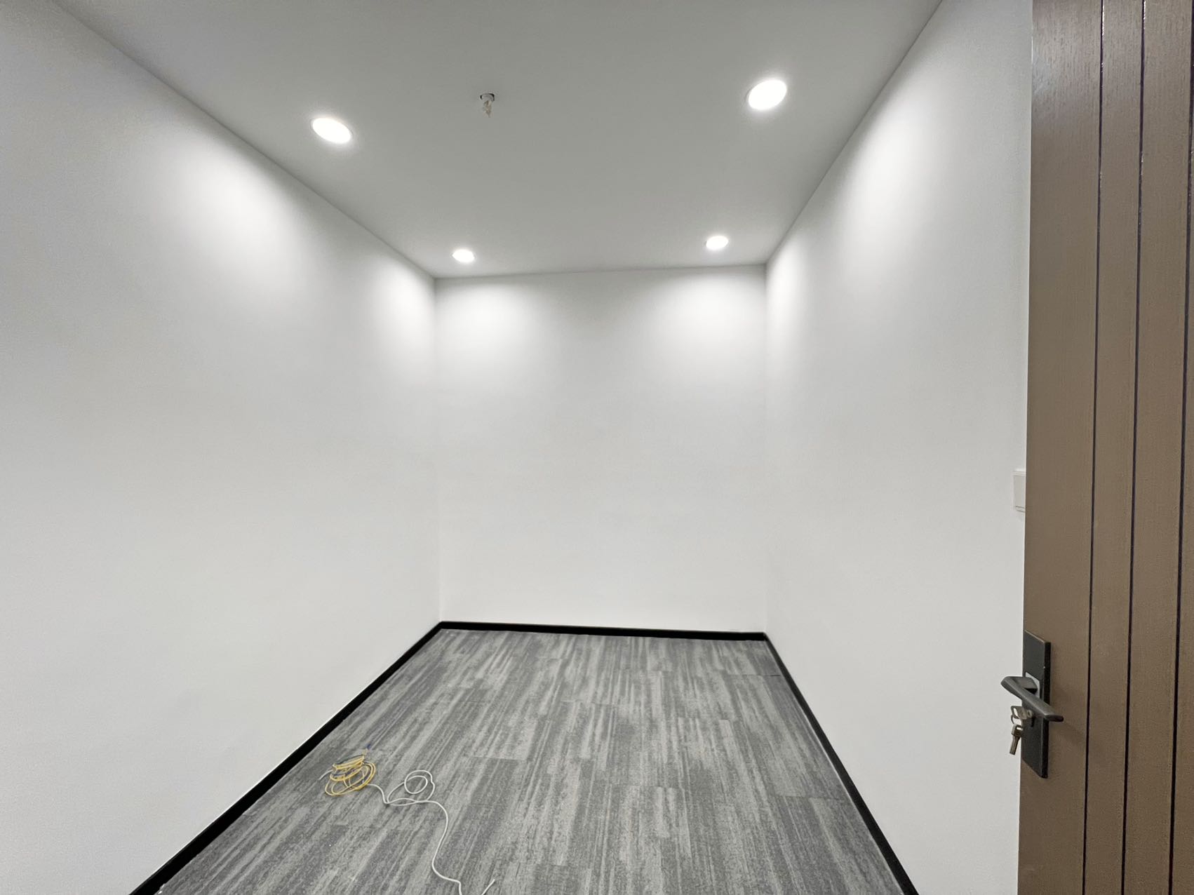 亚洲第一单体建筑环球中心 地铁口区（E区）套租 5隔间16工位 朝外视野巴适 配套丰富 含物业费 环球中心办公室出租