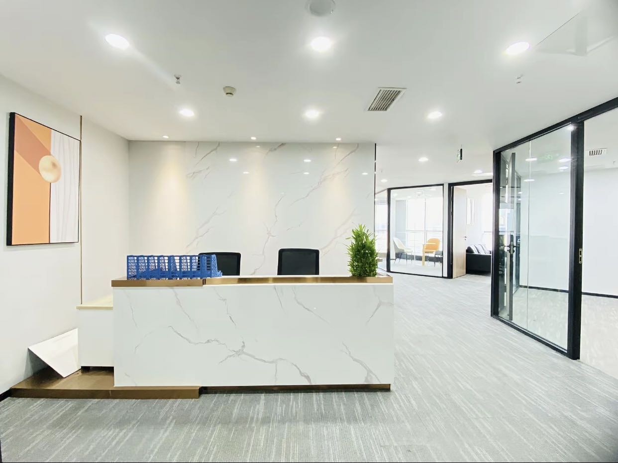 市中心双地铁口 195平 3隔间18工位 周末有空调 精装带家具 时代广场办公室出租