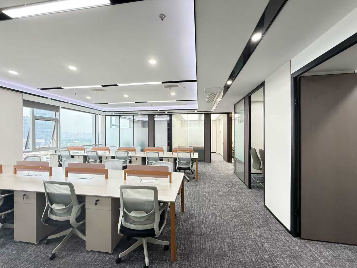 高新区孵化园地铁口 正东朝向 208.52平 4隔间18工位 视野开阔 带家具 环境好 嘉润国金中心办公室出租