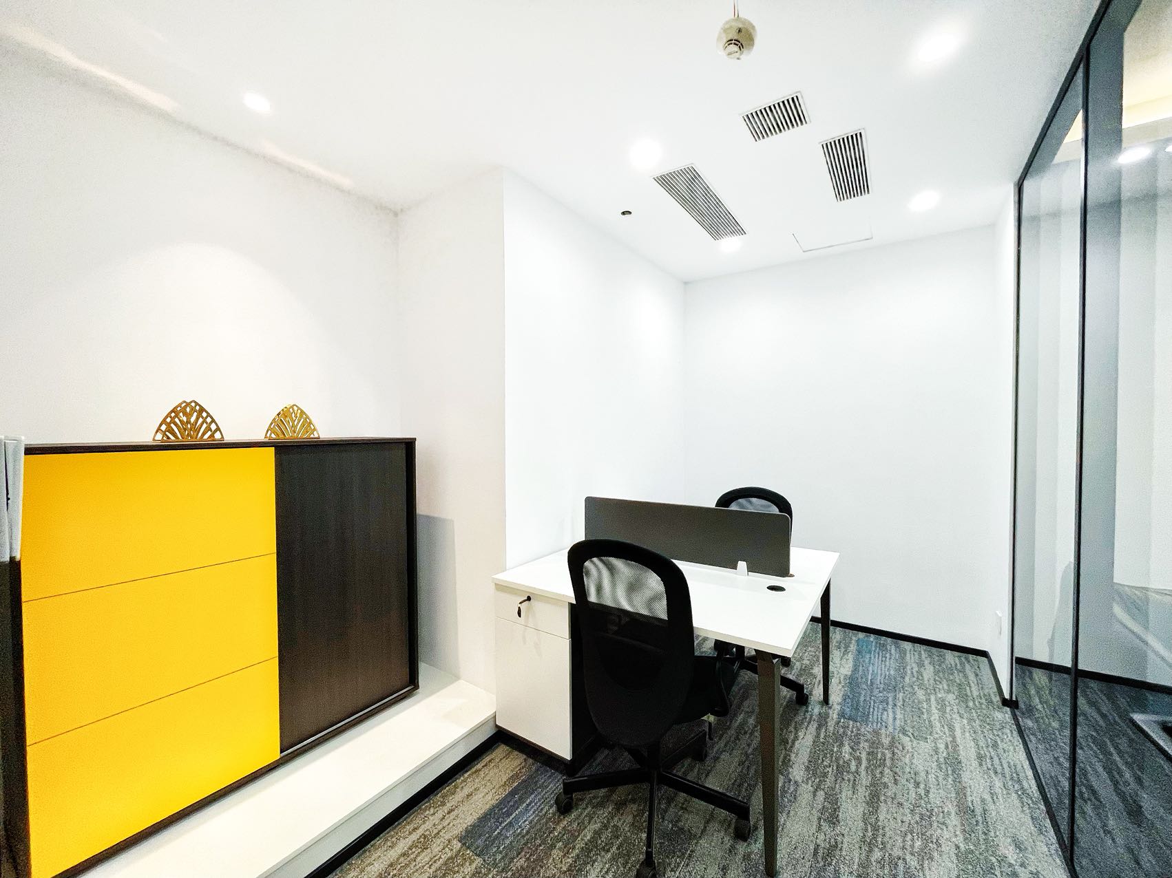 天府三街地铁采光面大 朝天府大道 100平方 2隔间8工位 艺术装修 带家具 视野巴适 希顿国际办公室出租