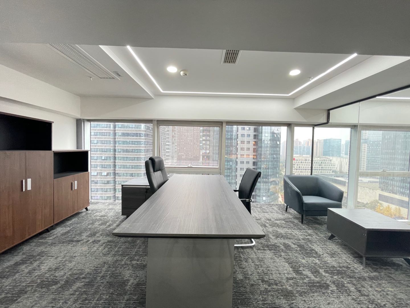 天府三街跃层纯写户型 物业费便宜 建筑140平 实得280平 3隔间50工位 福年广场办公室出租