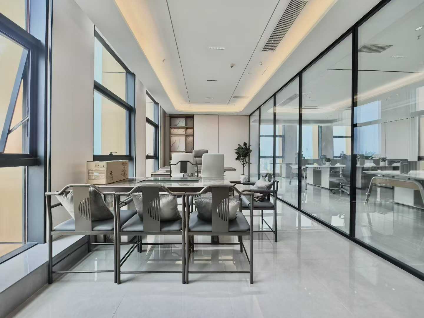 人民北路甲级楼盘 424平 双面采光 6隔间34工位 24小时空调 吊完顶层高3米 电梯口 北成8号办公室出租