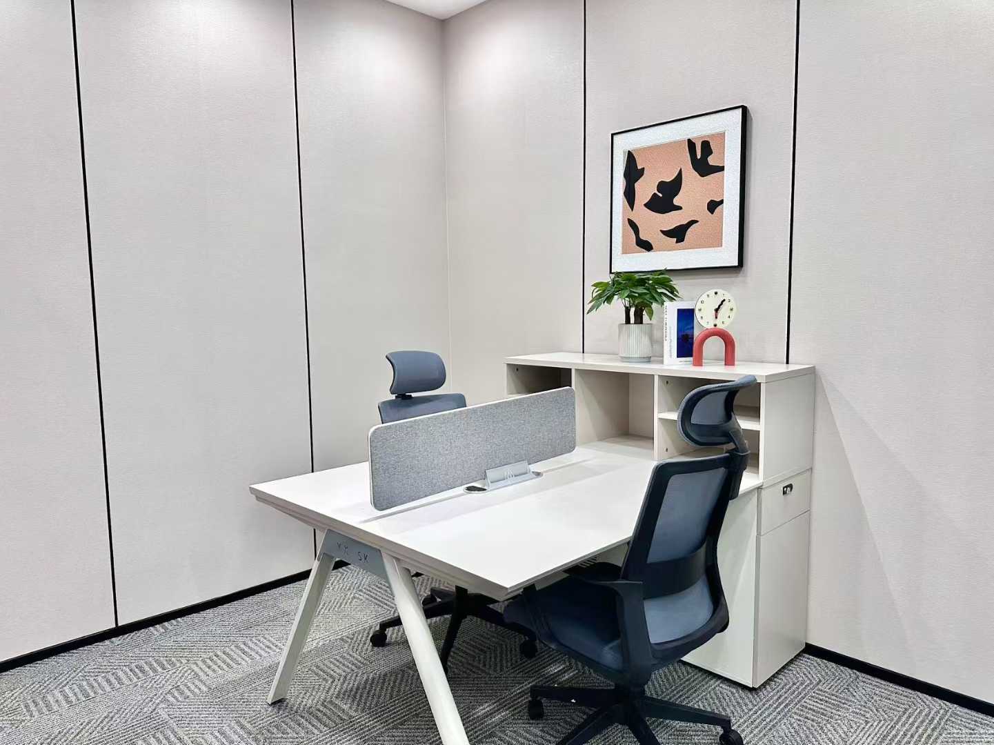 高新区地铁口精装创业小户型 2隔间12工位甲写楼盘 报价9800含物业费 价格可谈 业主直租 东方希望天祥办公室出租