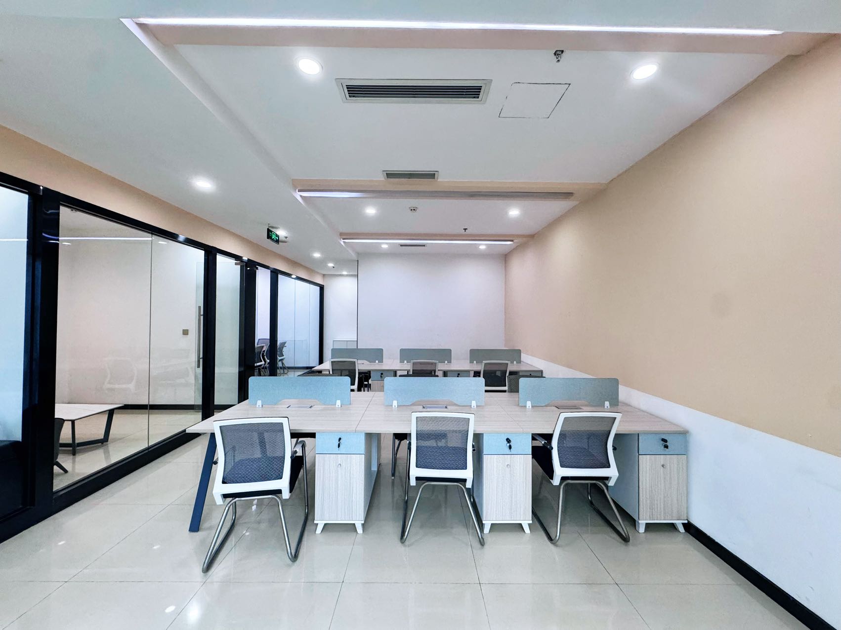 天府二街甲级楼盘 24小时空调 套租 3隔间15工位 含物业费 雄川金融中心办公室出租