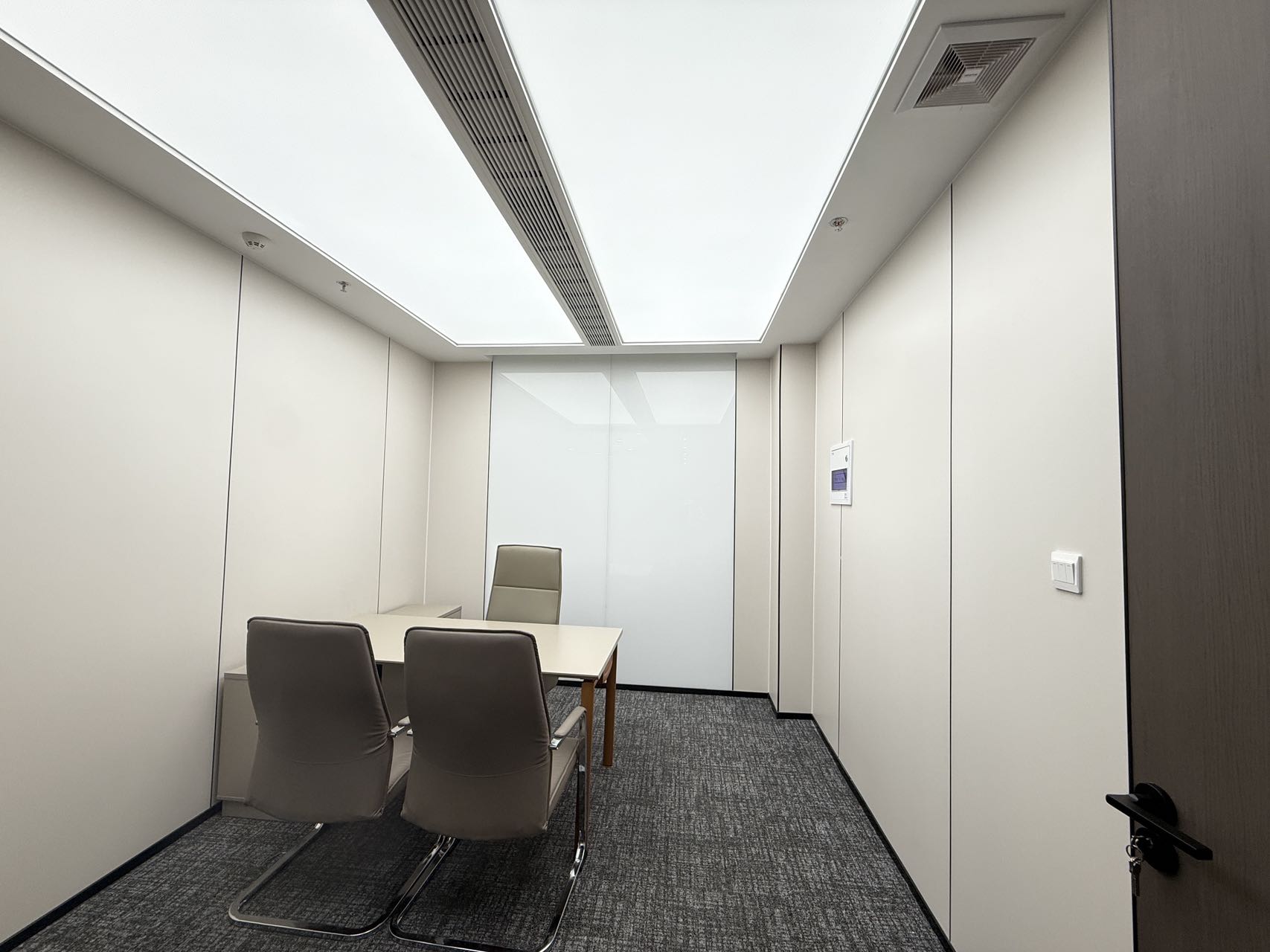 孵化园地铁口 三线交汇 优质房源推荐 208平 4隔间18工位 带会议室 24小时空调 朝东 嘉润国金办公室出租