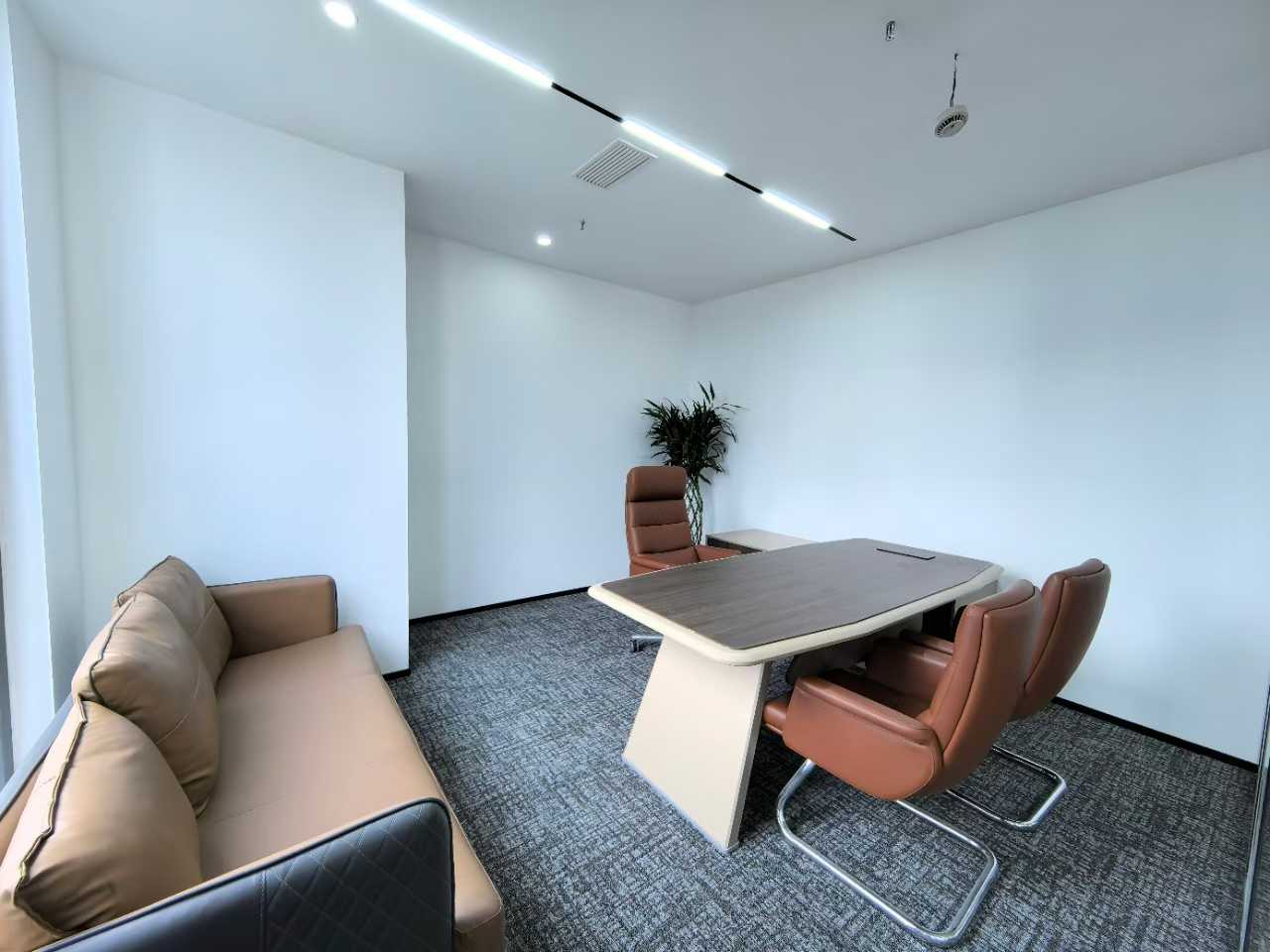 世纪城正对电梯口小户型 按套出租 3隔间18工位 报价含物业费 带家具可调整 蜀都中心办公室出租