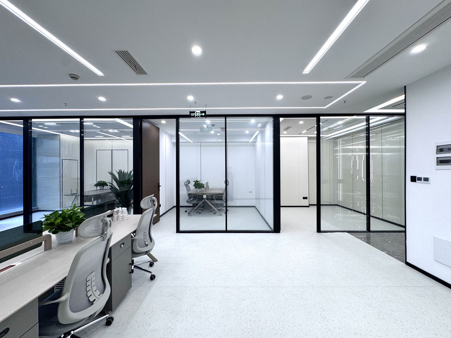 高新区5号线市一医院地铁 177平方 甲写 3隔间18工位 低区 有专用电梯 户型方正 天府新谷办公室出租