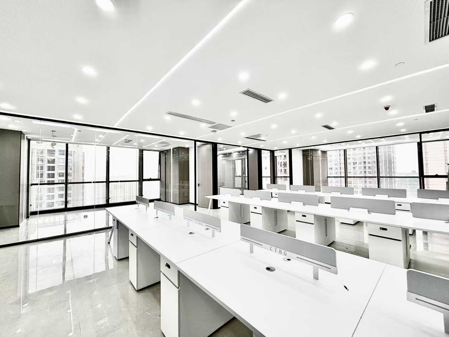 高新区世纪城地铁口双面采光优质户型 单价不到50元 370平 6隔间45工位 高区视野 东方希望天祥办公室出租