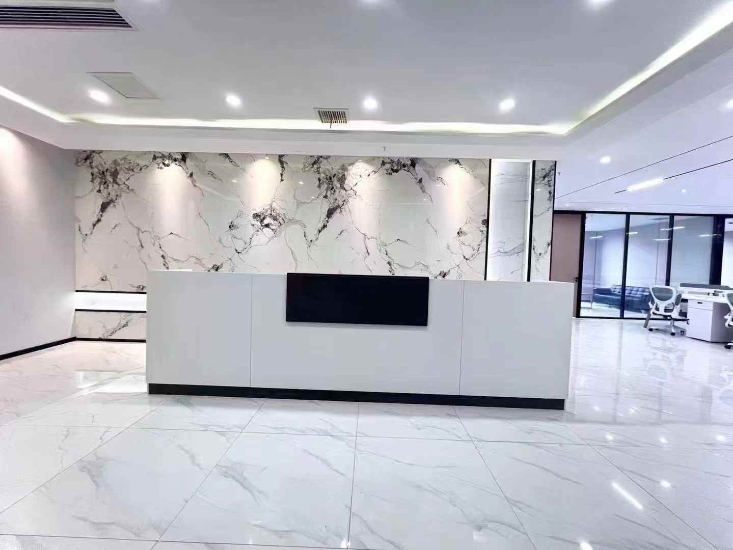 高新孵化园三线交汇 甲级楼盘 520平方 7隔间50工位 双面采光 地面地砖 电梯口 楚峰国际办公室出租