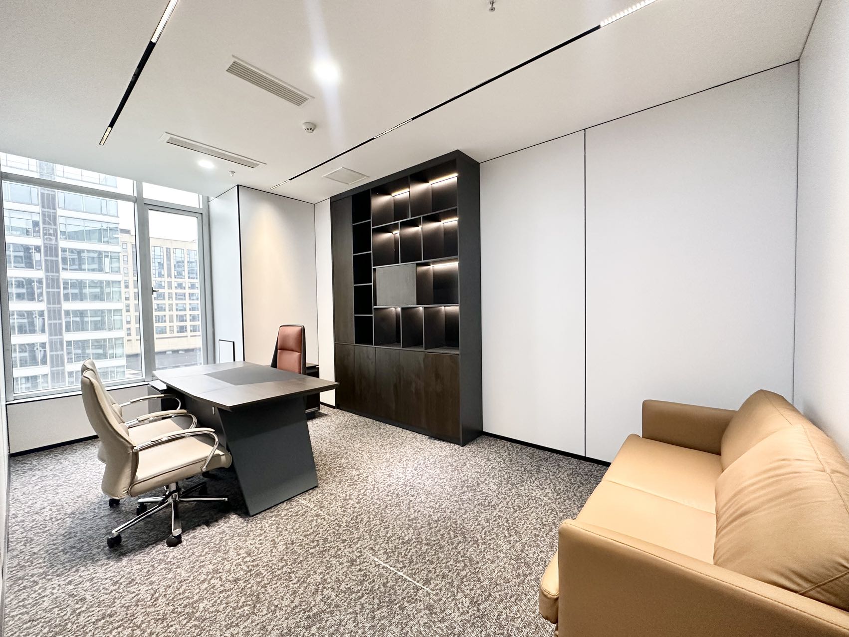 武侯区红牌楼甲级现房 264平方 4隔间12工位 东南朝向 户型方正 带前台 拎包入住 鼎冠中心办公室出租