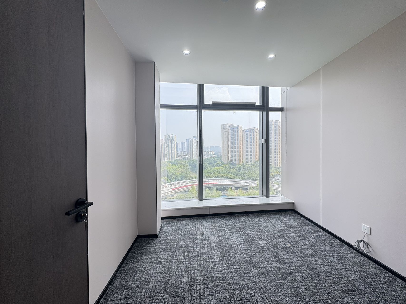 成华区杉板桥地铁四五百米 144平 3隔间12工位 视野无遮挡 户型方正 落地大玻璃 多弗国际办公室出租