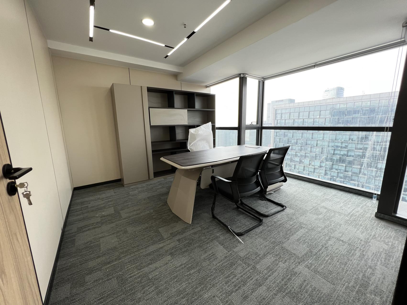 高新区高新地铁口茂业中心141平精装办公室  带家具无加时费 含物业