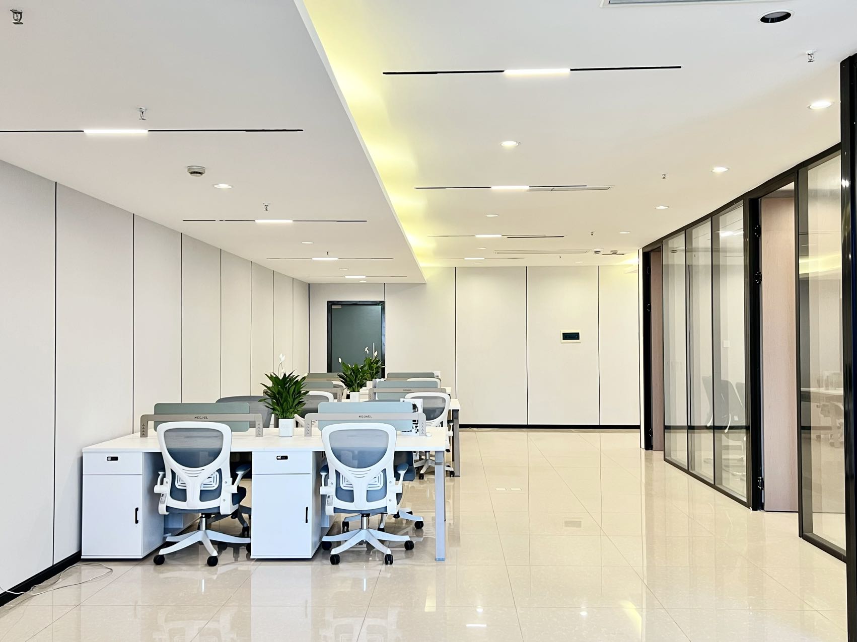 孵化园地铁口三四百米 甲级楼宇 192平方 3隔间24工位 噶区视野巴适 报价含税 阳光金融中心（楚峰国际）办公室出租