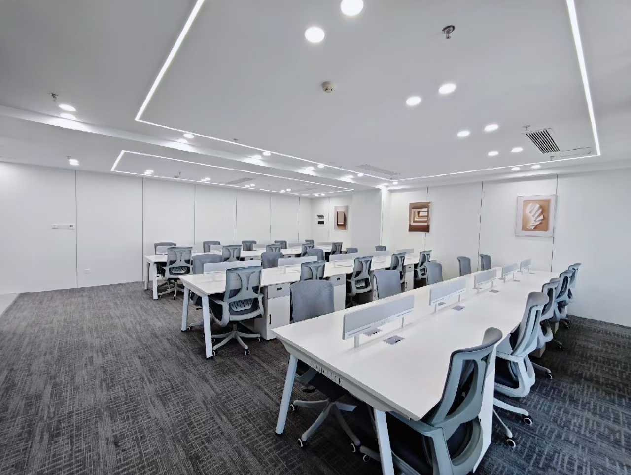 春熙路甲级楼盘 288平方 高区视野 4隔间36工位 精装带家具 西南朝向 整层打造 银石广场办公室出租