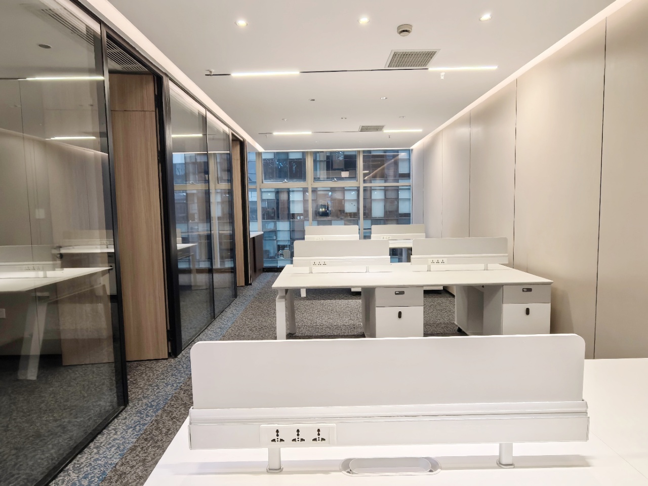 天府三街甲级楼盘稀缺小面积 2隔间12工位 特价7888元含物业费出租 带家具 香年广场办公室出租