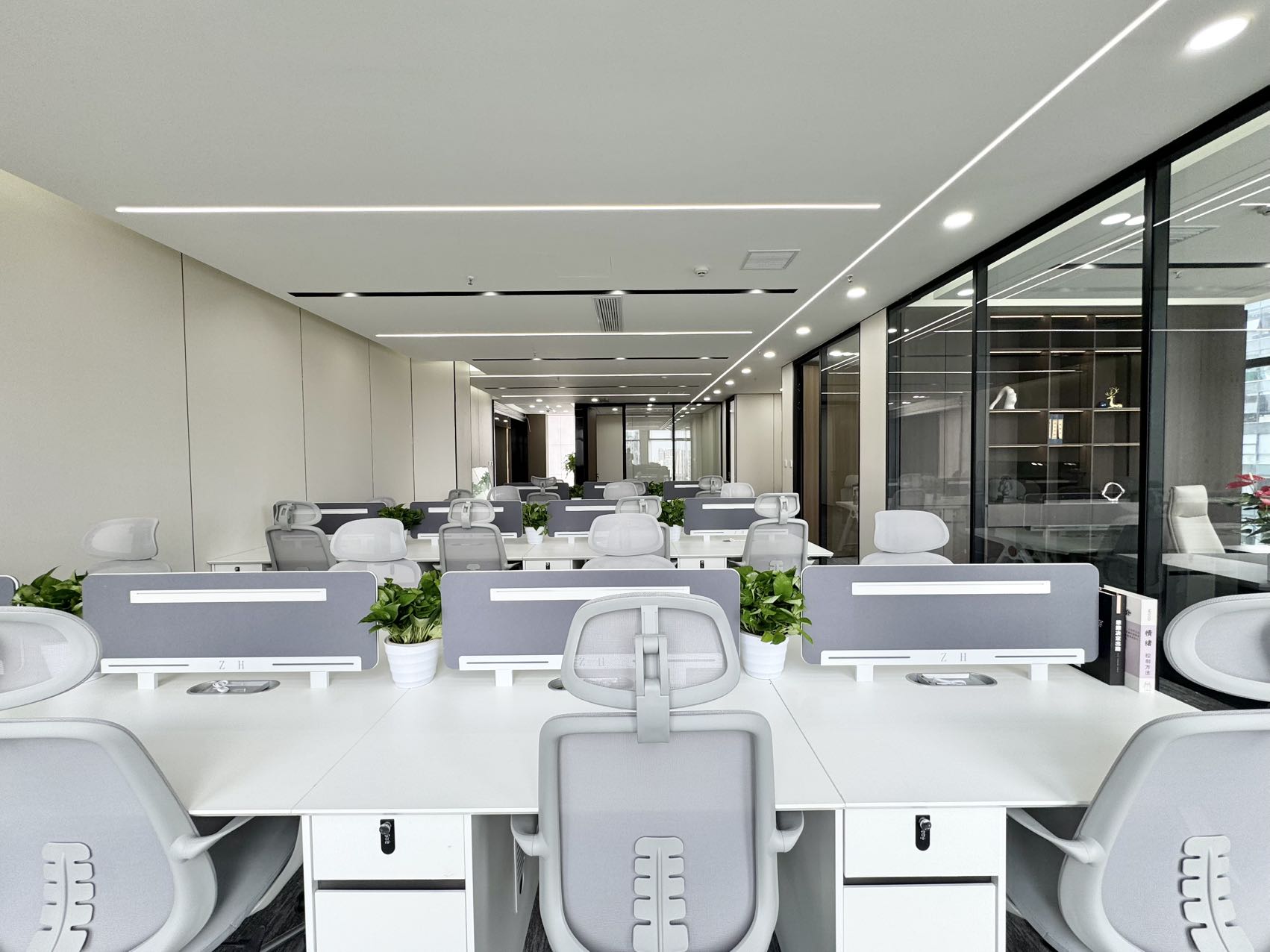 三街地铁上盖 24小时空调随时开 带共享会议室等配套 280平方 4隔间31工位 整层打造 新希望国际办公室出租