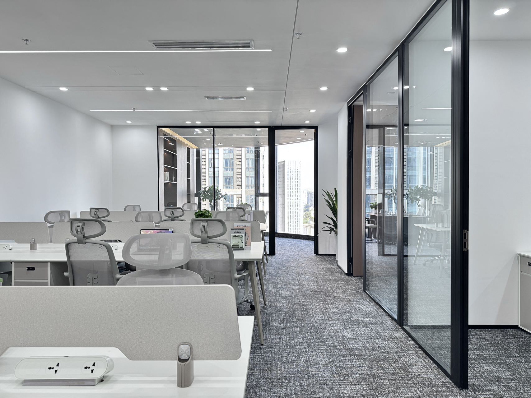 金融城三期6号线金石路地铁几百米 近火车南站 160平方 3隔间18工位 新楼超甲服务式办公 德塔白鹭湾科创办公室出租