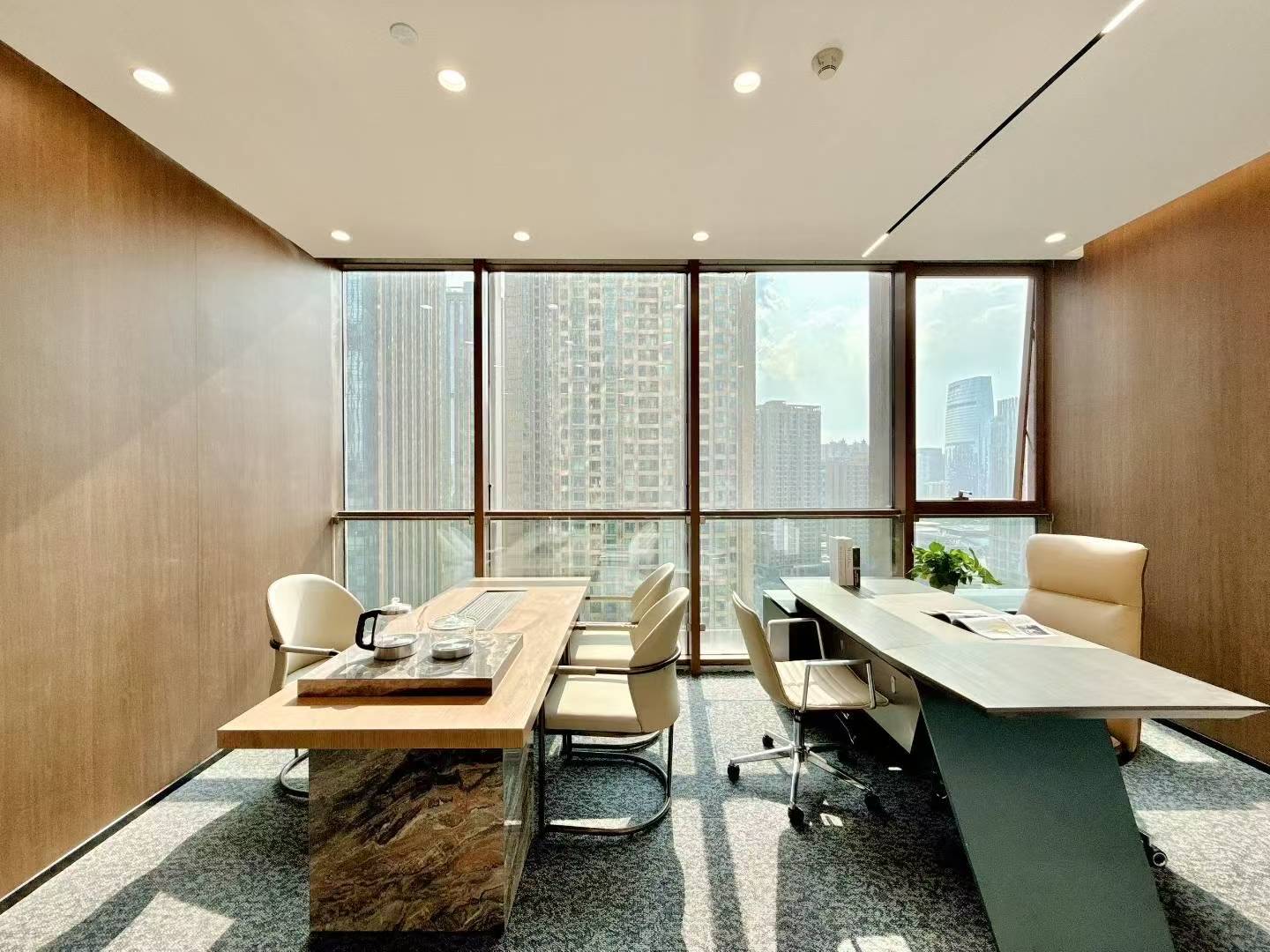 高新区世纪城地铁口 精装小面积 3隔间8-10工位 报价含物业费 大气老板间 东方希望天祥办公室出租