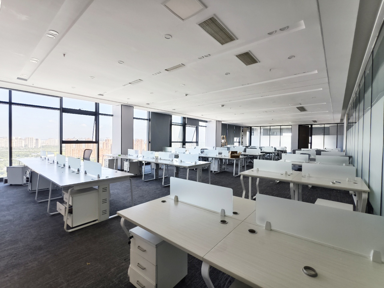 近东郊记忆 十里店地铁口1018㎡大面积 8隔间164工位 三面采光 视野巴适 龙腾广场办公室出租