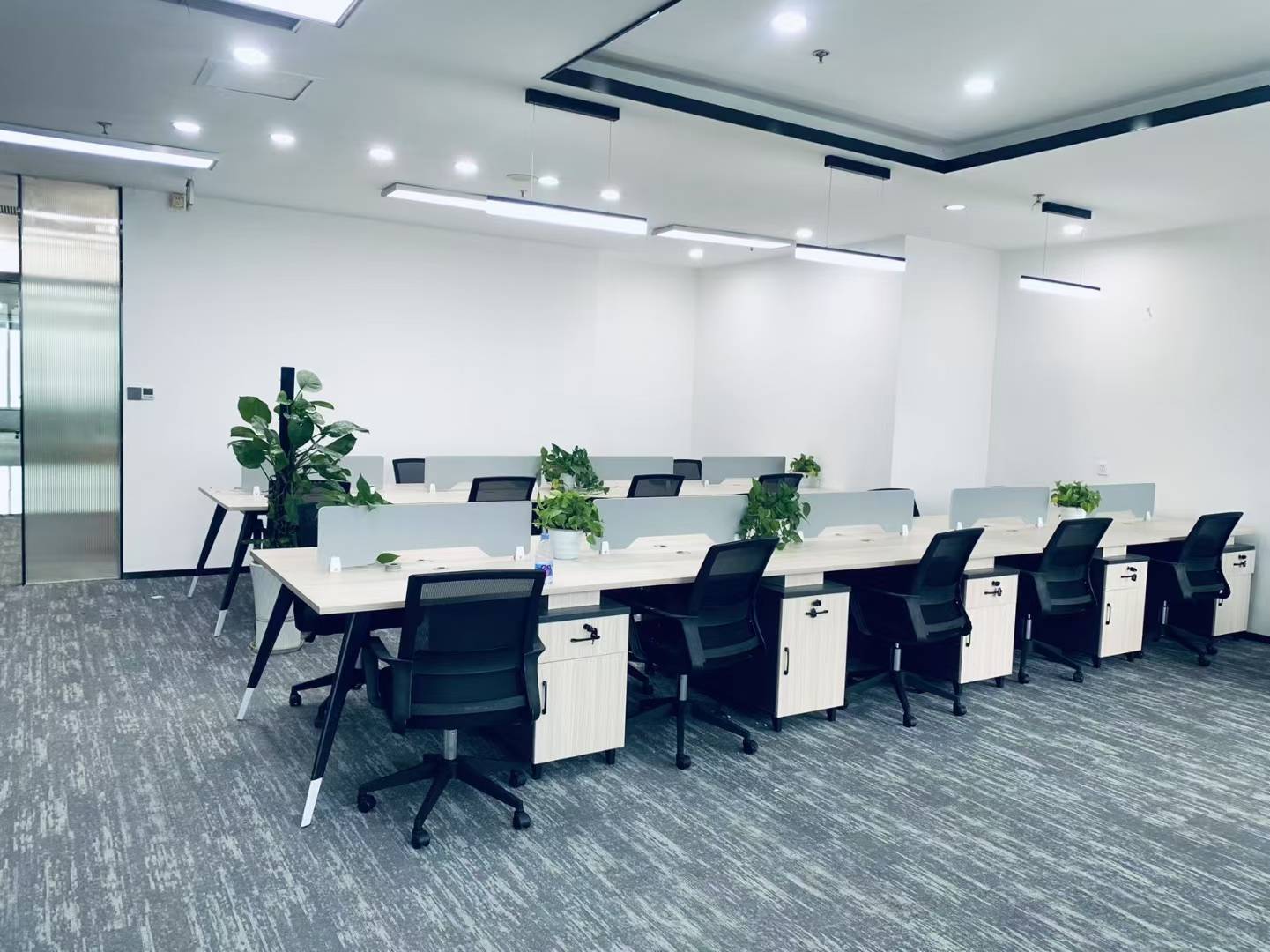 环球中心东区地铁口 空调早九晚十 4隔间24工位 特价1.2w含物业费 双阳台 环球中心办公室出租