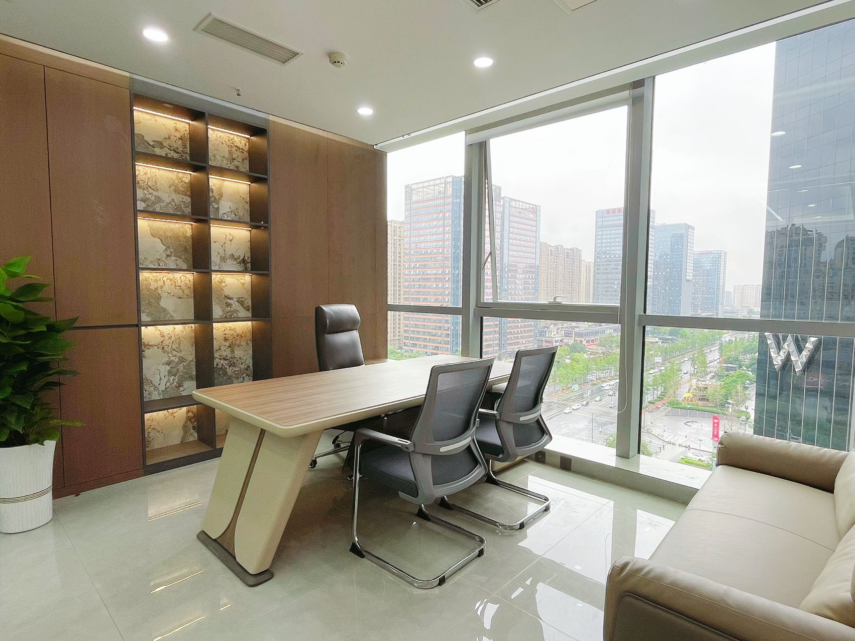 金融城悠方购物中心上方 285平 5隔间22工位 双面采光24小时空调 随开随关 誉峰国际M3办公室出租