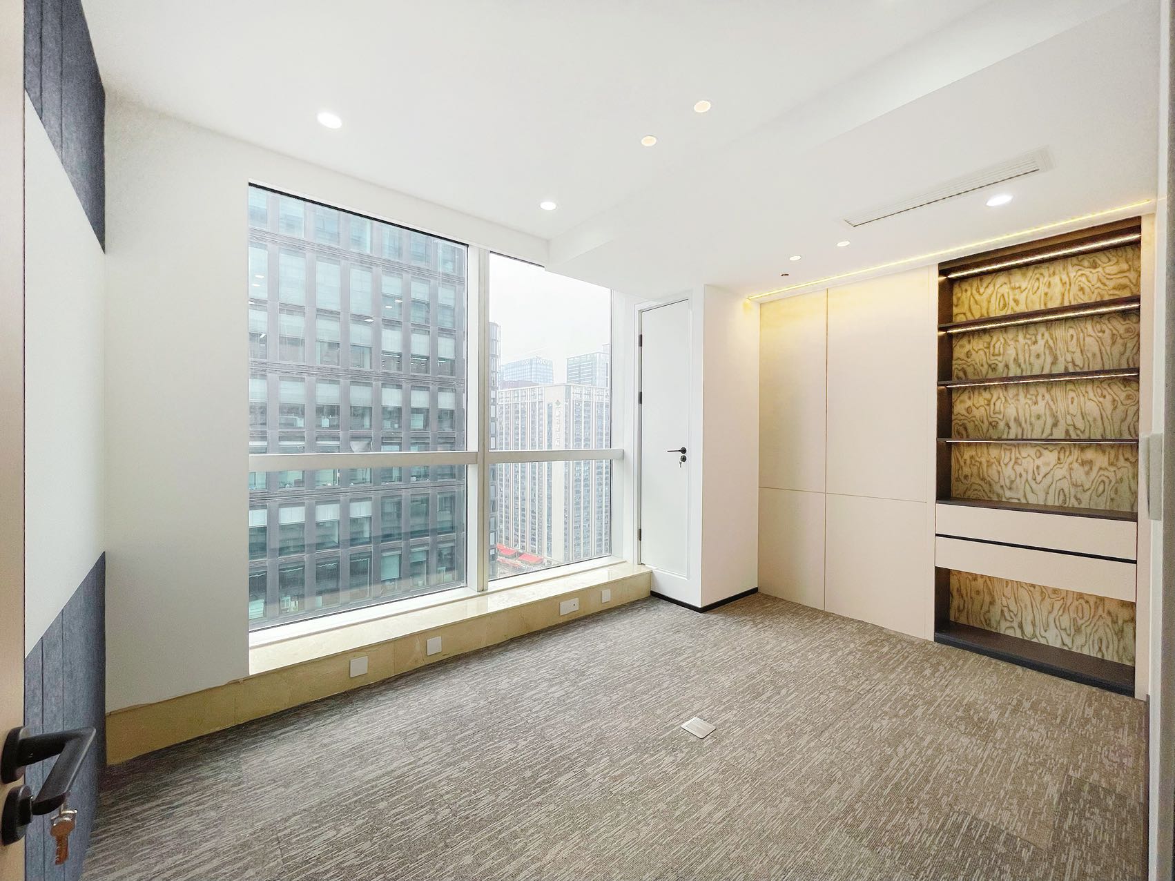 高新天府三街 楼王小户型 双面采光视野巴适 136平 3隔间8工位 近地铁 空调含能耗 希顿国际广场办公室出租