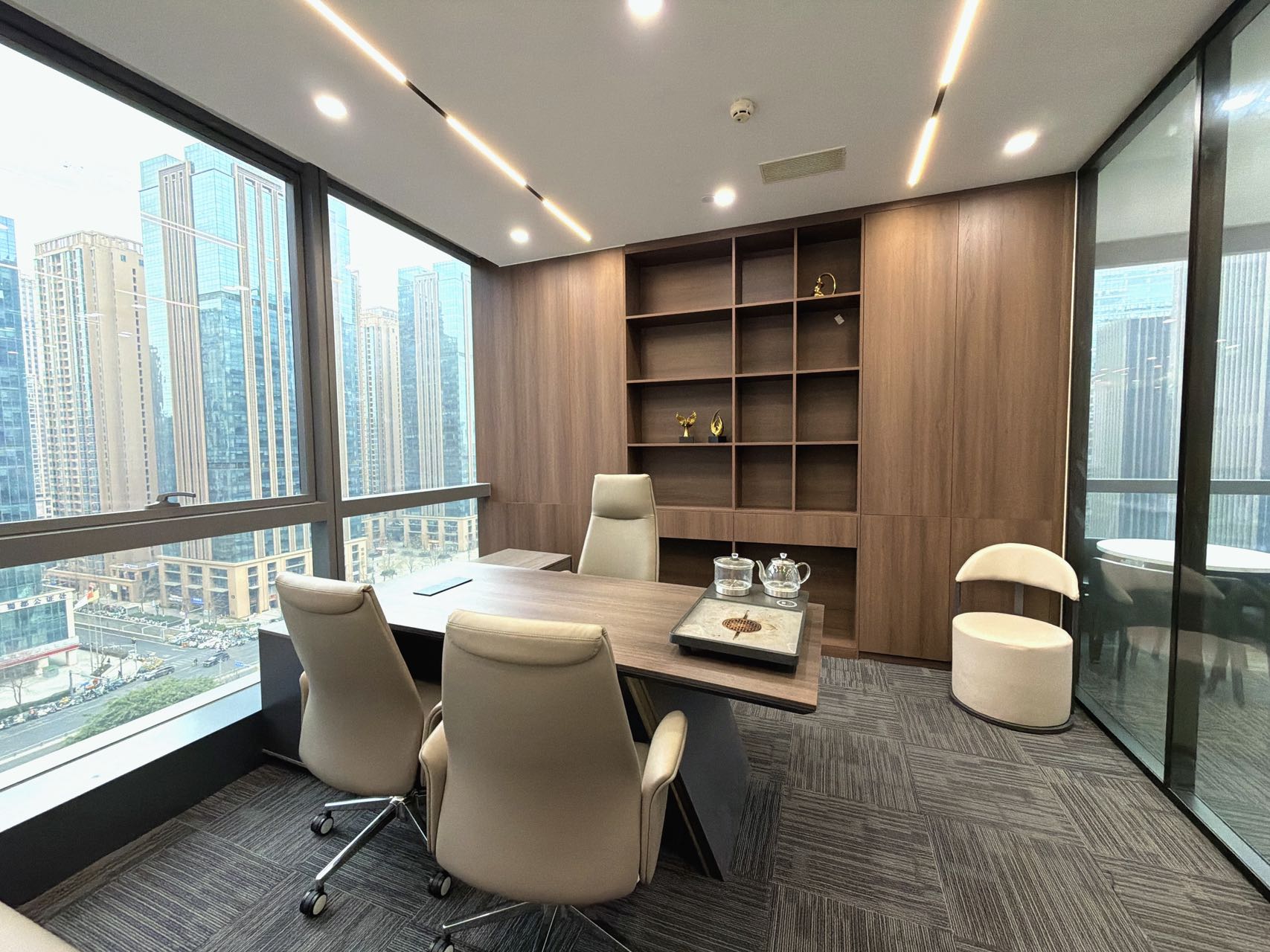 天府二街超甲楼盘 182平 4隔间18工位 产权出租 双面采光 品质楼盘 精装带家具 领地环球办公室出租