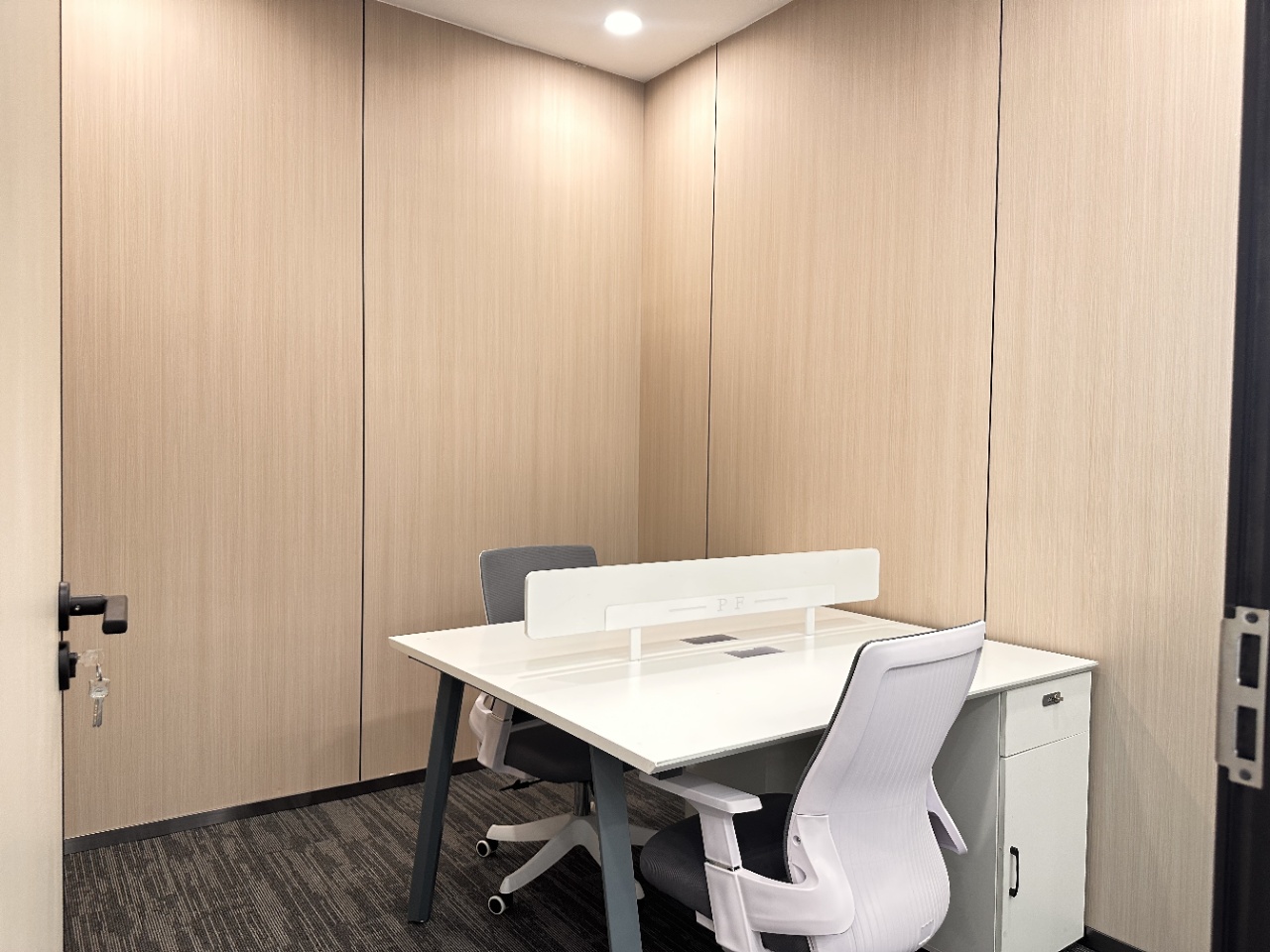 高新区世纪城地铁口甲级小户型 按套出租含物业费 3隔间12工位 电梯口 高区 含网络 东方希望天祥办公室出租