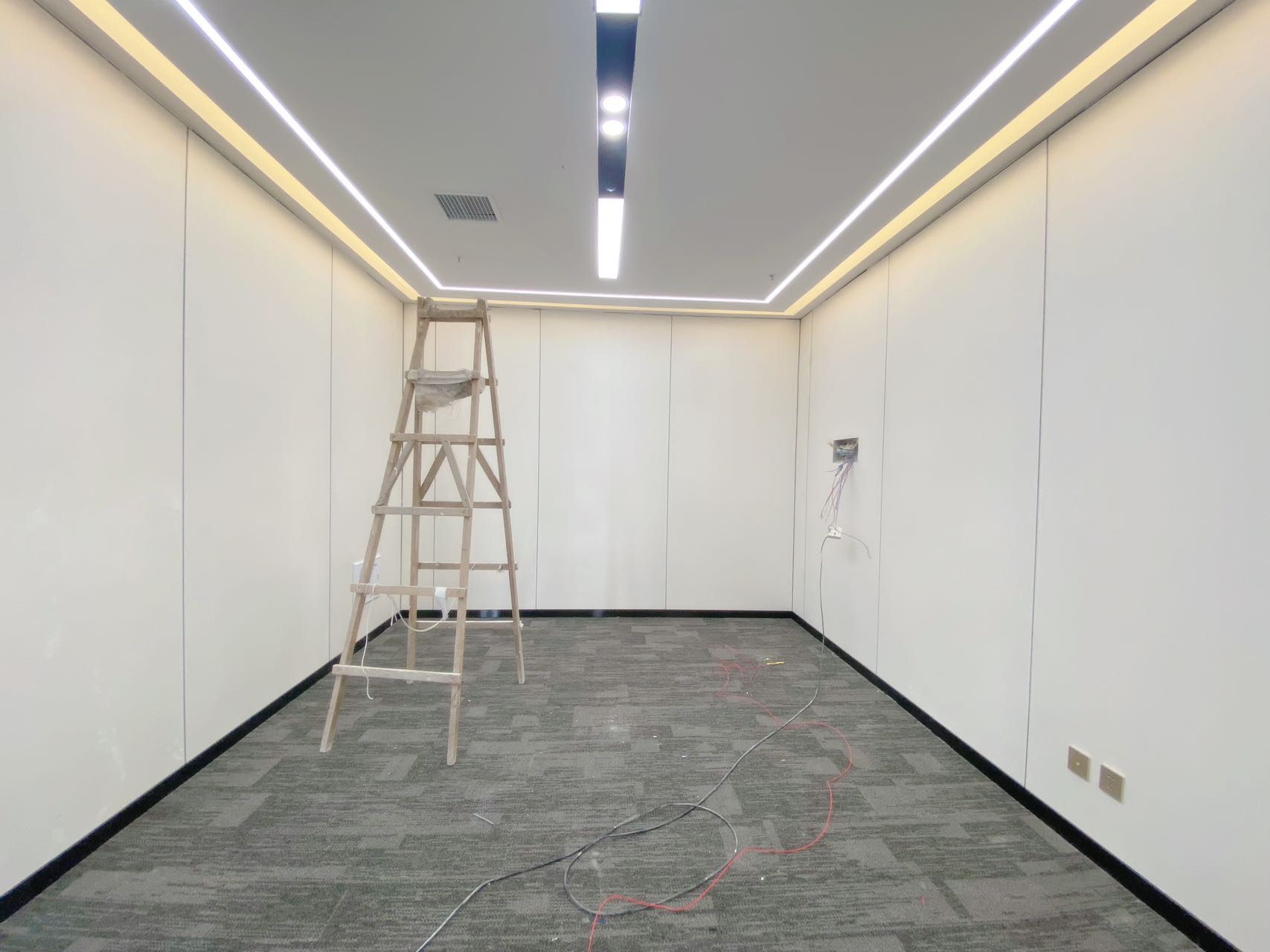 高新区24小时空调甲写楼盘 236平方 4隔间31工位  电梯口 采光视野巴适 带家具 晶科一号办公室出租